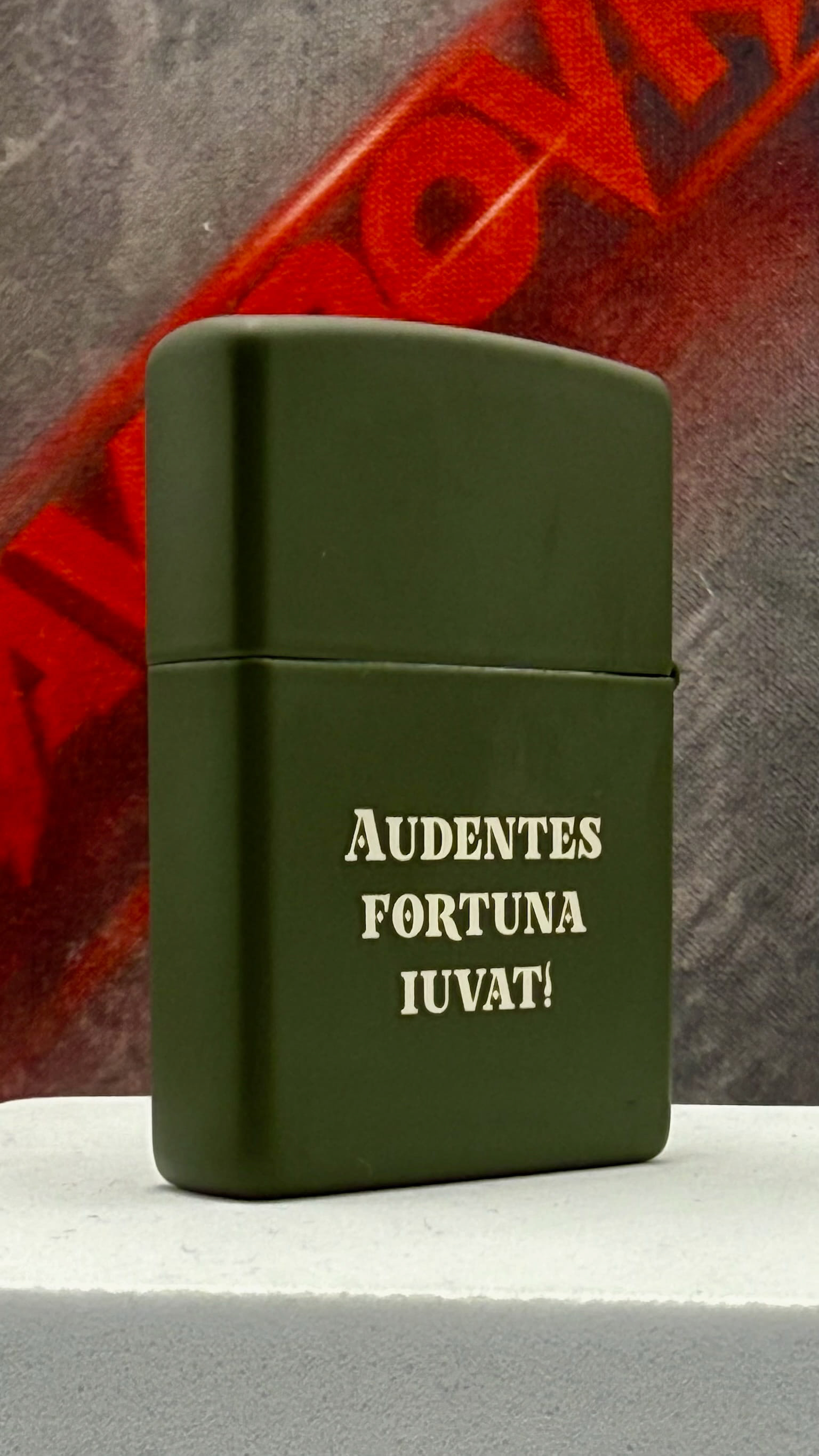 Zippo «Audentes fortuna iuvat!» — латинський девіз «Сміливим доля сприяє»