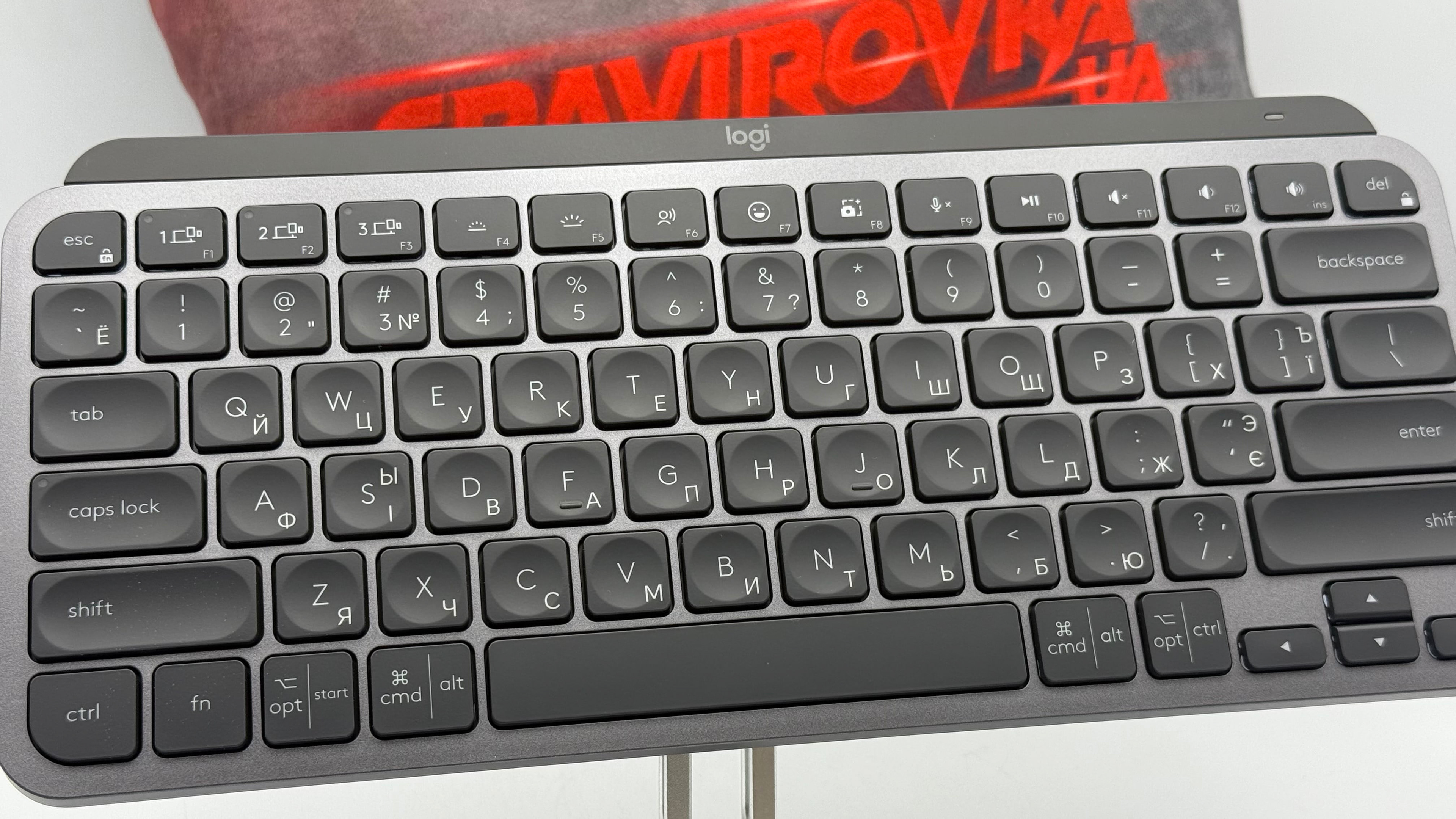 Лазерне гравіювання на клавіатурі Logi MX Keys mini із підсвіткою