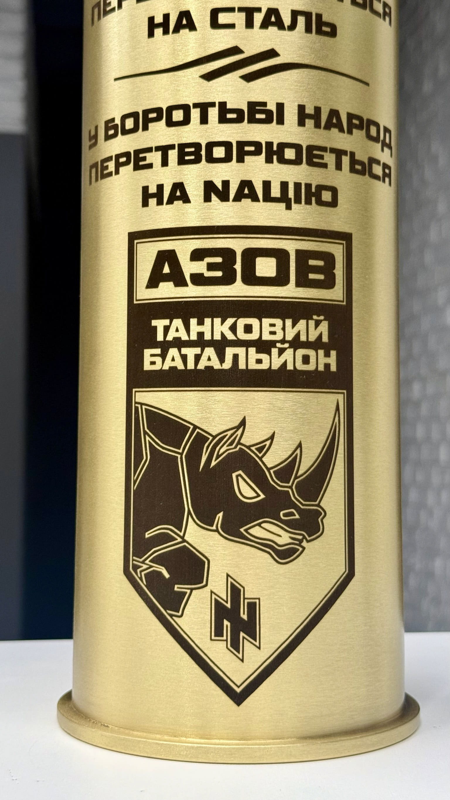 Танковий батальйон — крупний план емблеми носорога