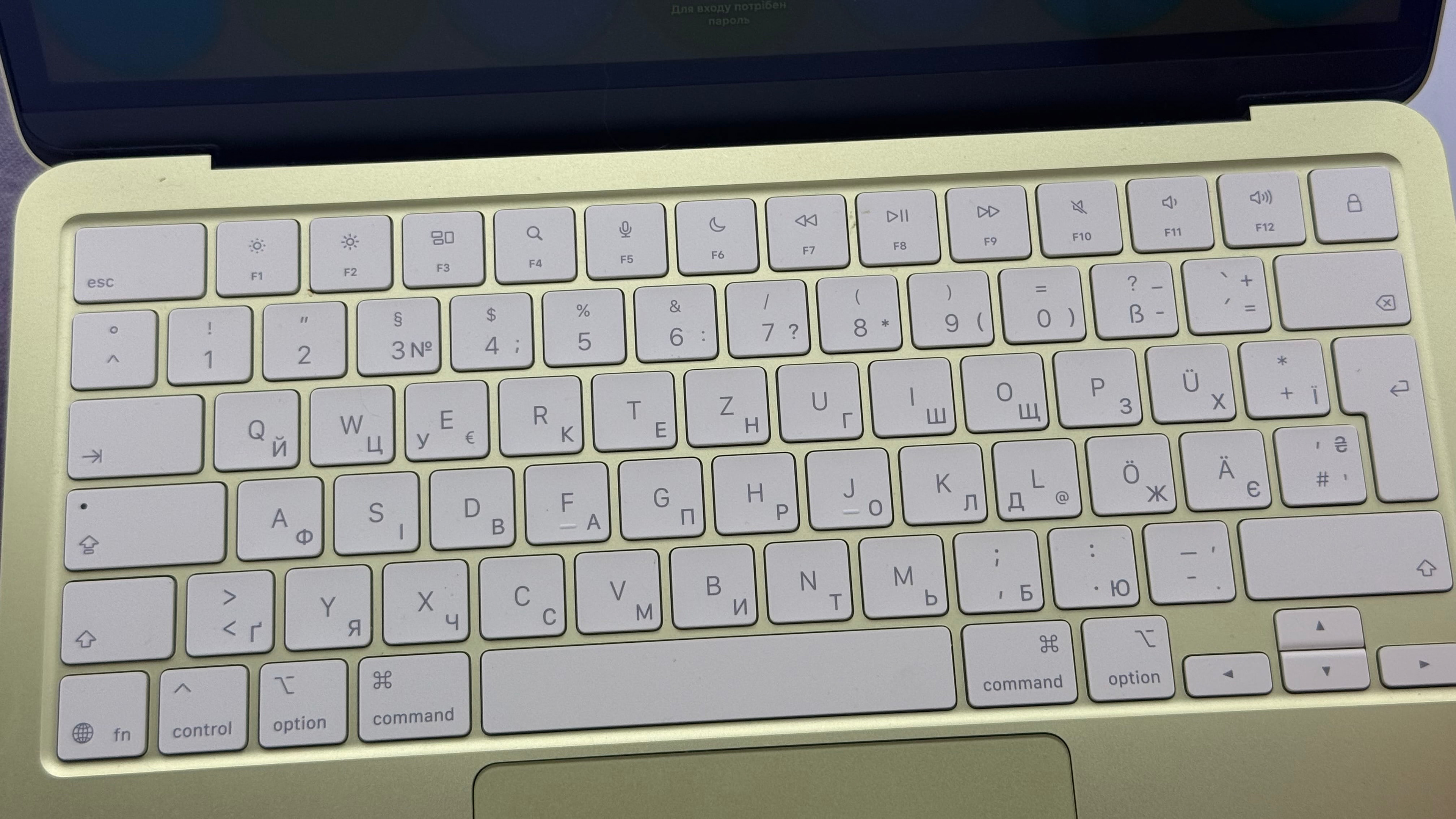MacBook Neo Citrus (Українська ПК розкладка на QWERTZ без перестановки клавіш)