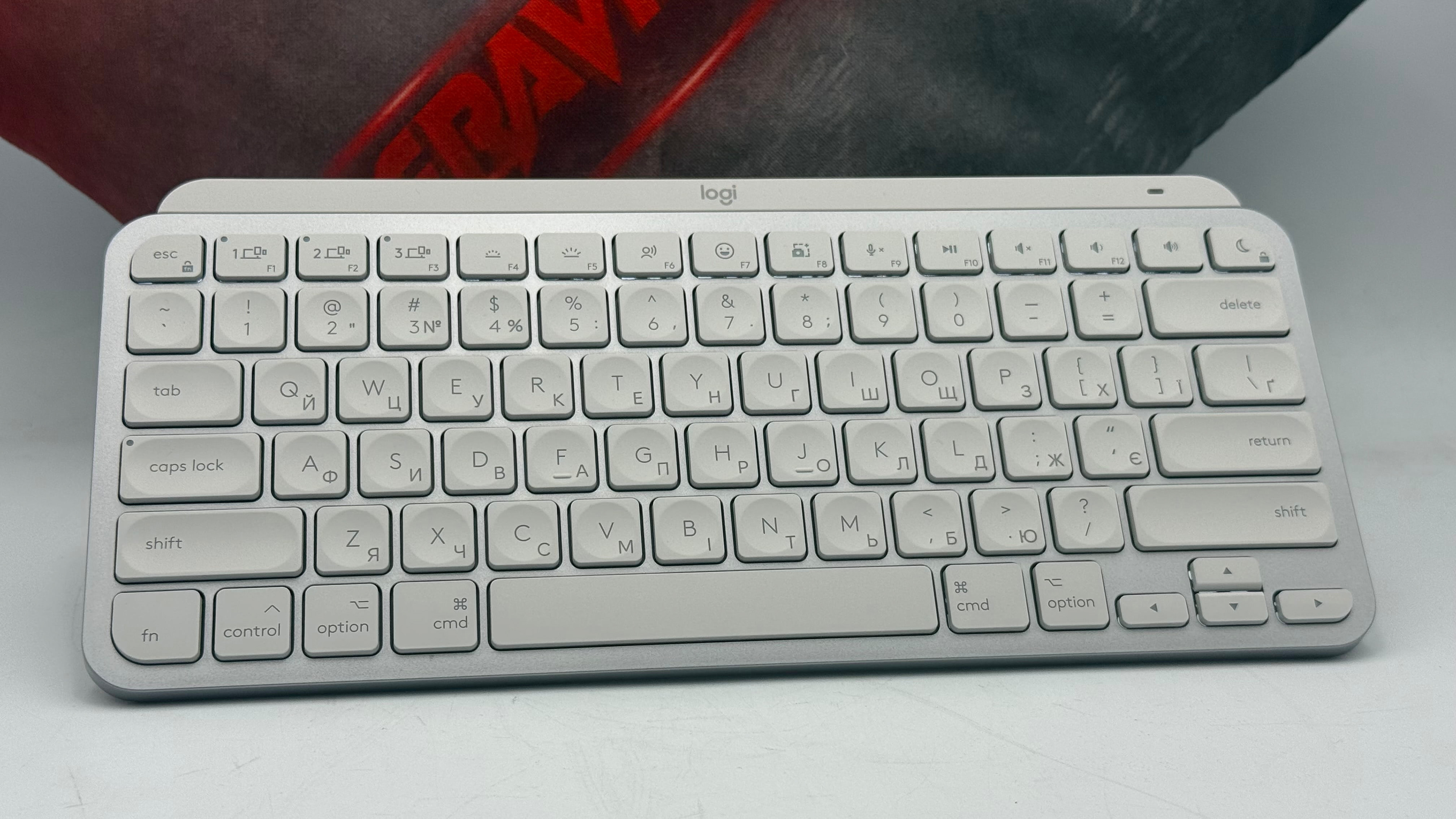 Гравіювання на клавіатурі білій Logi MX Keys mini із підсвіткою