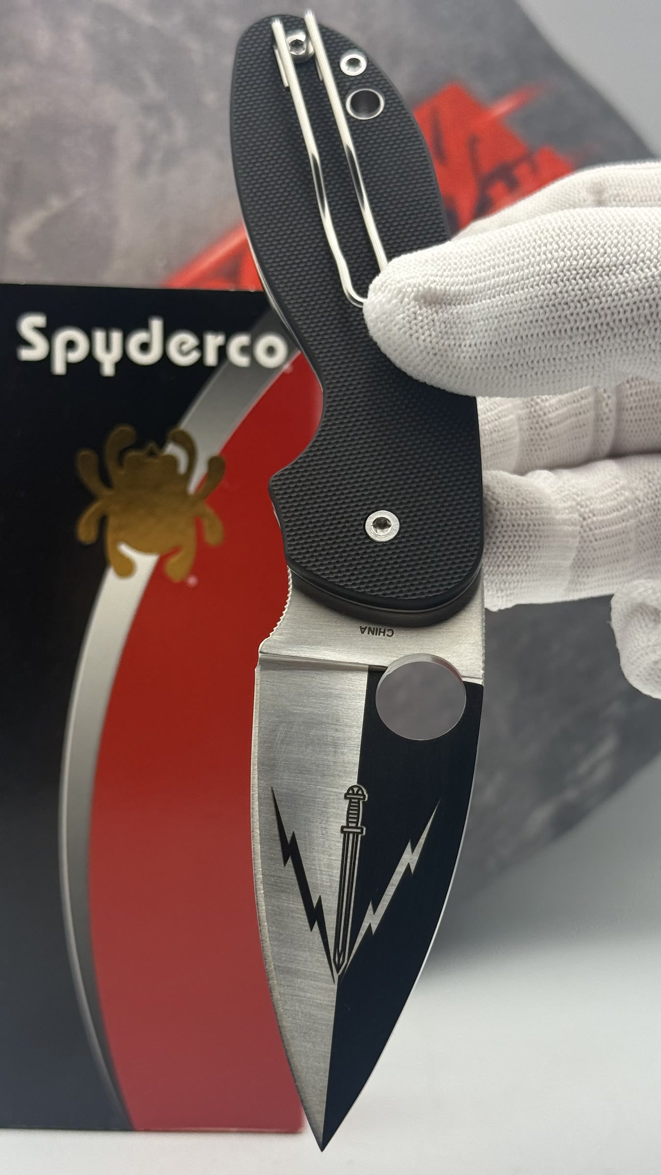 Лазерне гравіювання великого шеврону на ножах Spyderco