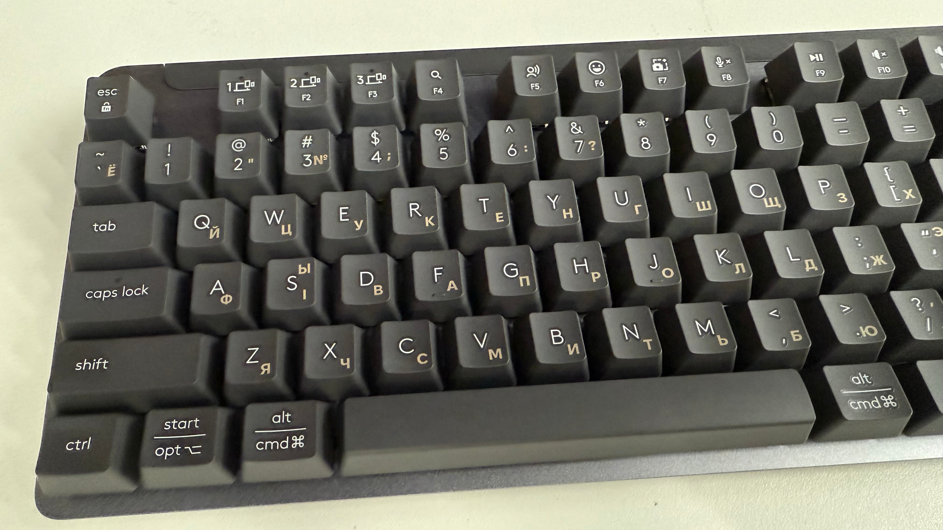 Лазерне гравіювання на клавіатурі Logi K855