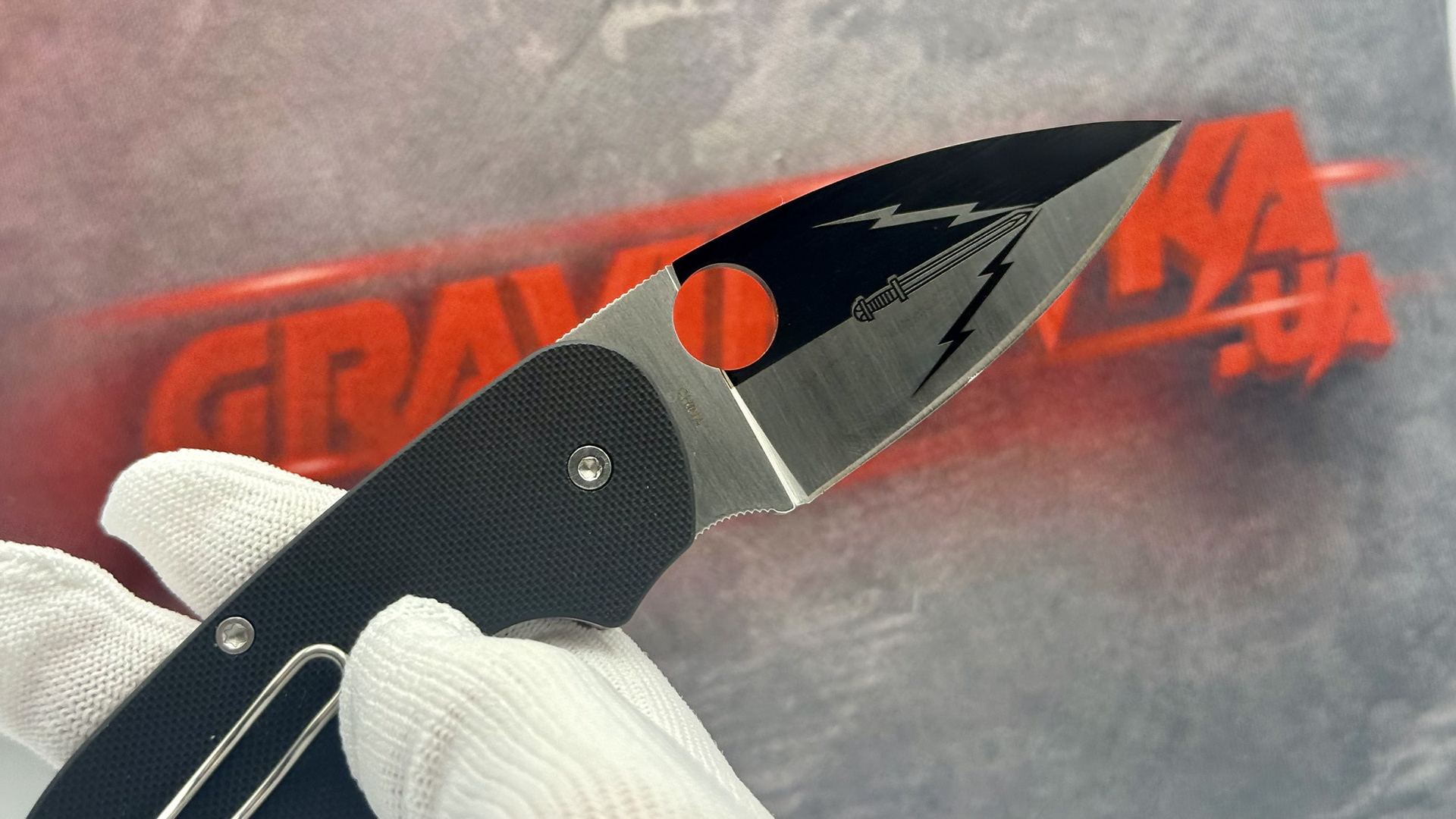 Лазерне гравіювання шеврону на все лезо Spyderco