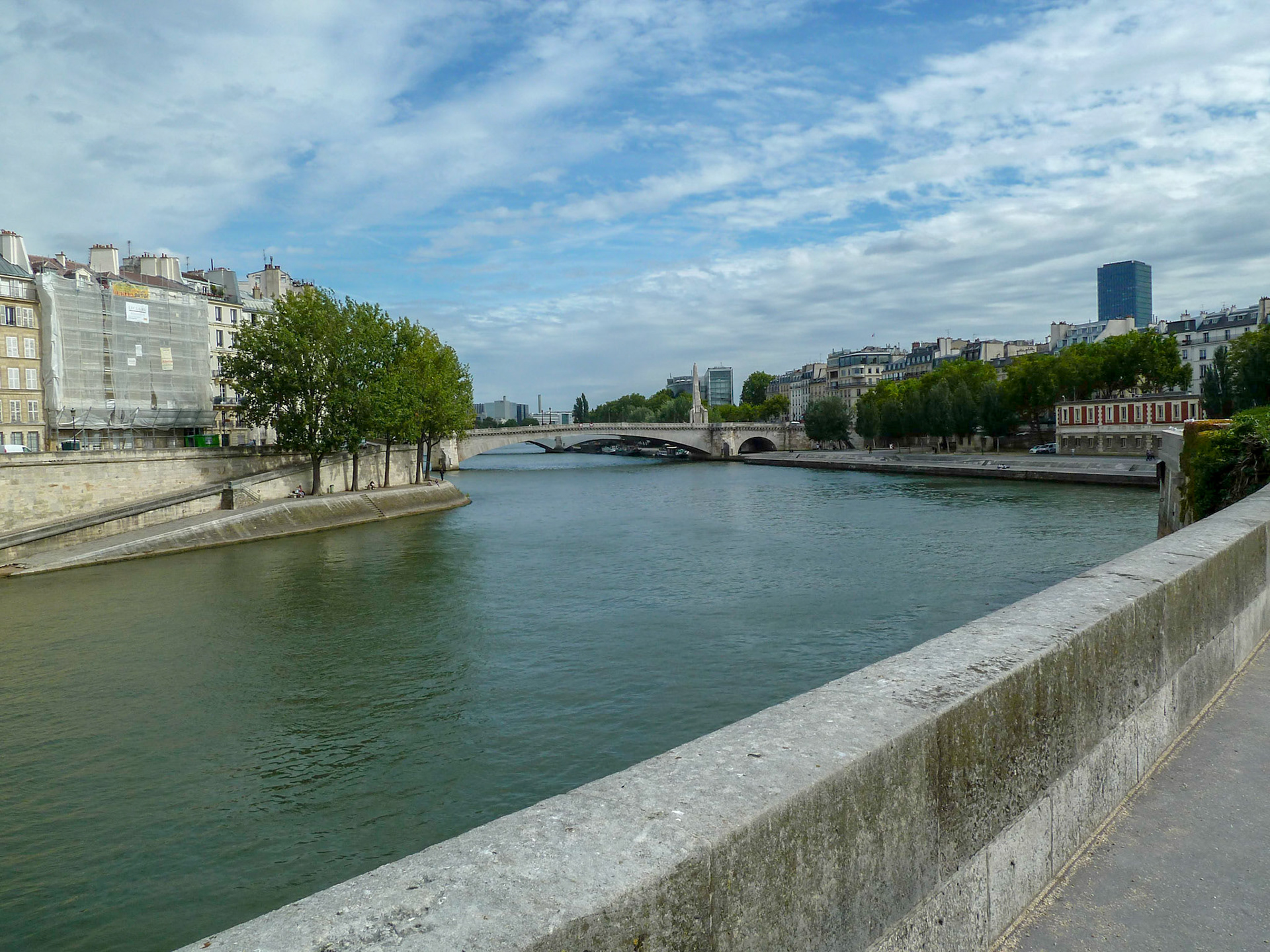 Not in Seine, but on a bridge.