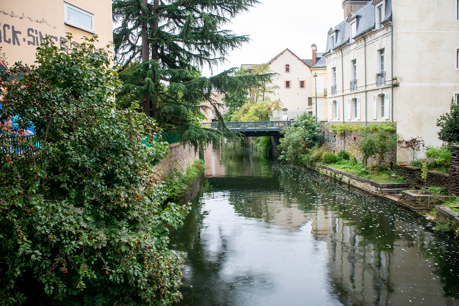 A side canal. We saw a few people rowing by and houses sometimes had boats tied up.