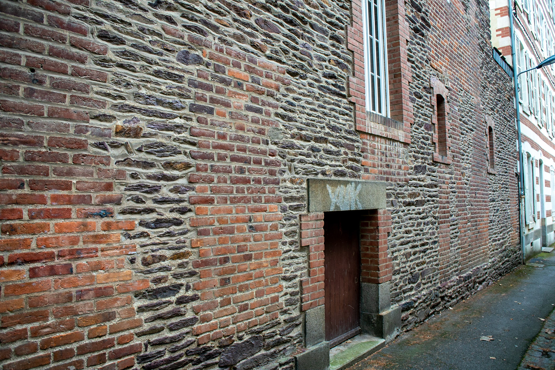 Mixed masonry.