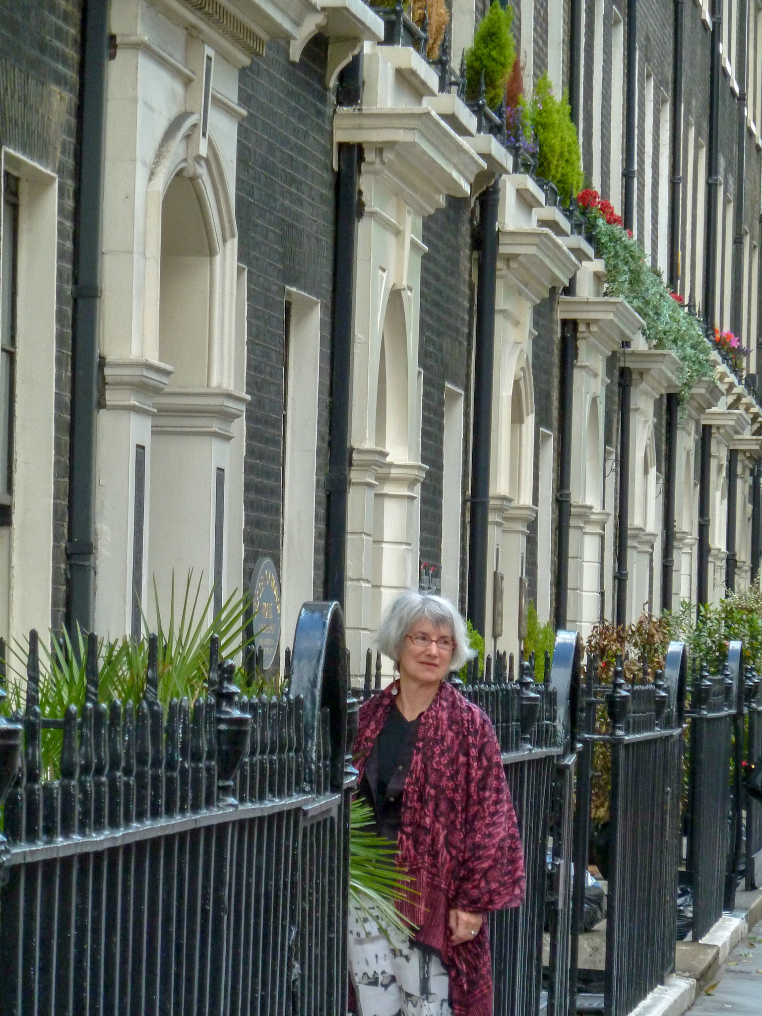 Linny exits the Garth Hotel on Gower Street.
