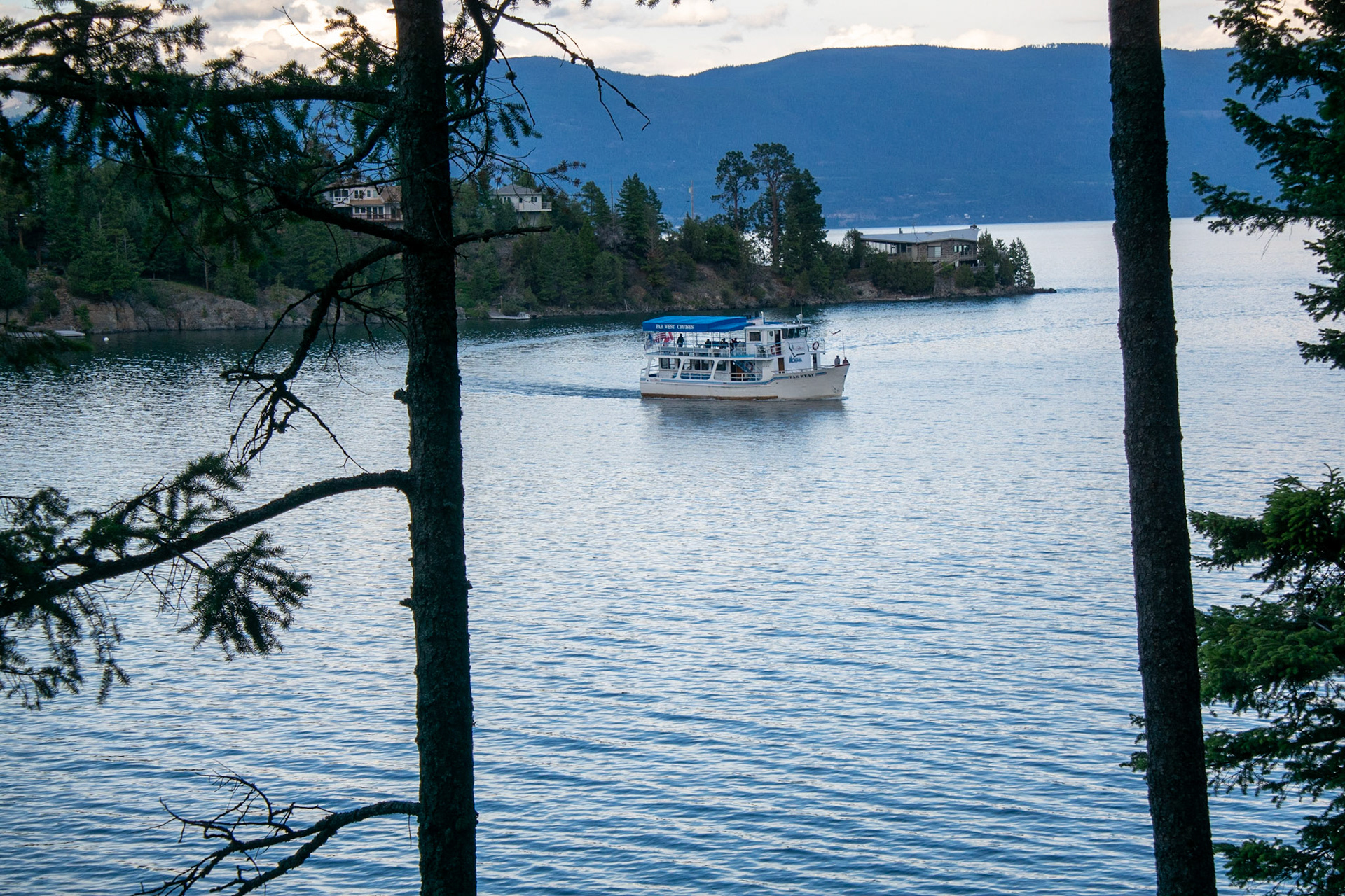 Tour boat
