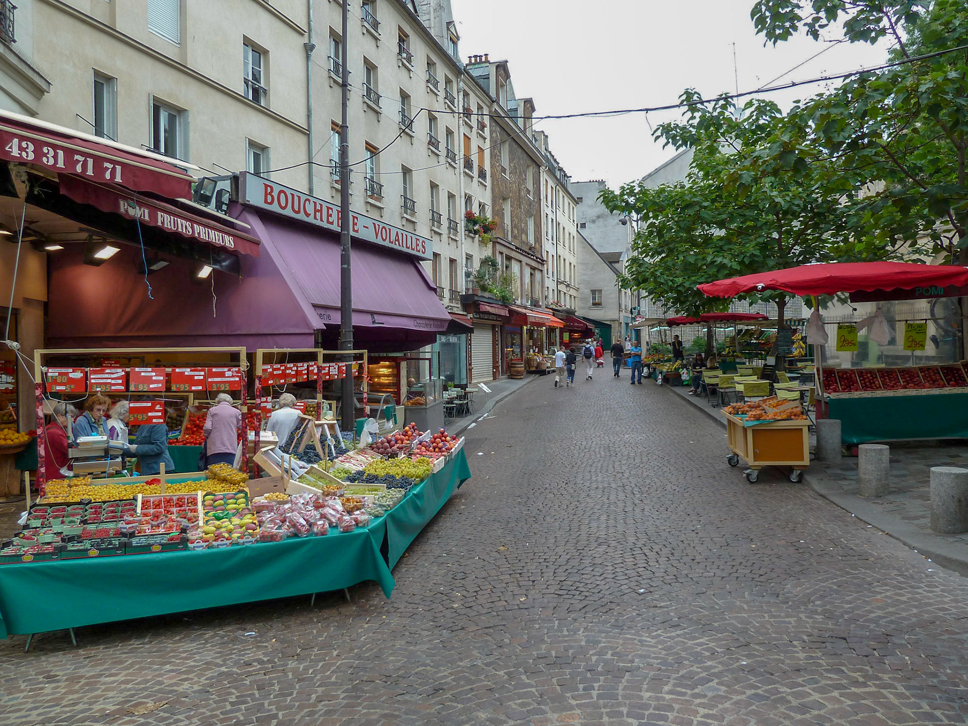 The local market at the foot of Mustaraf.