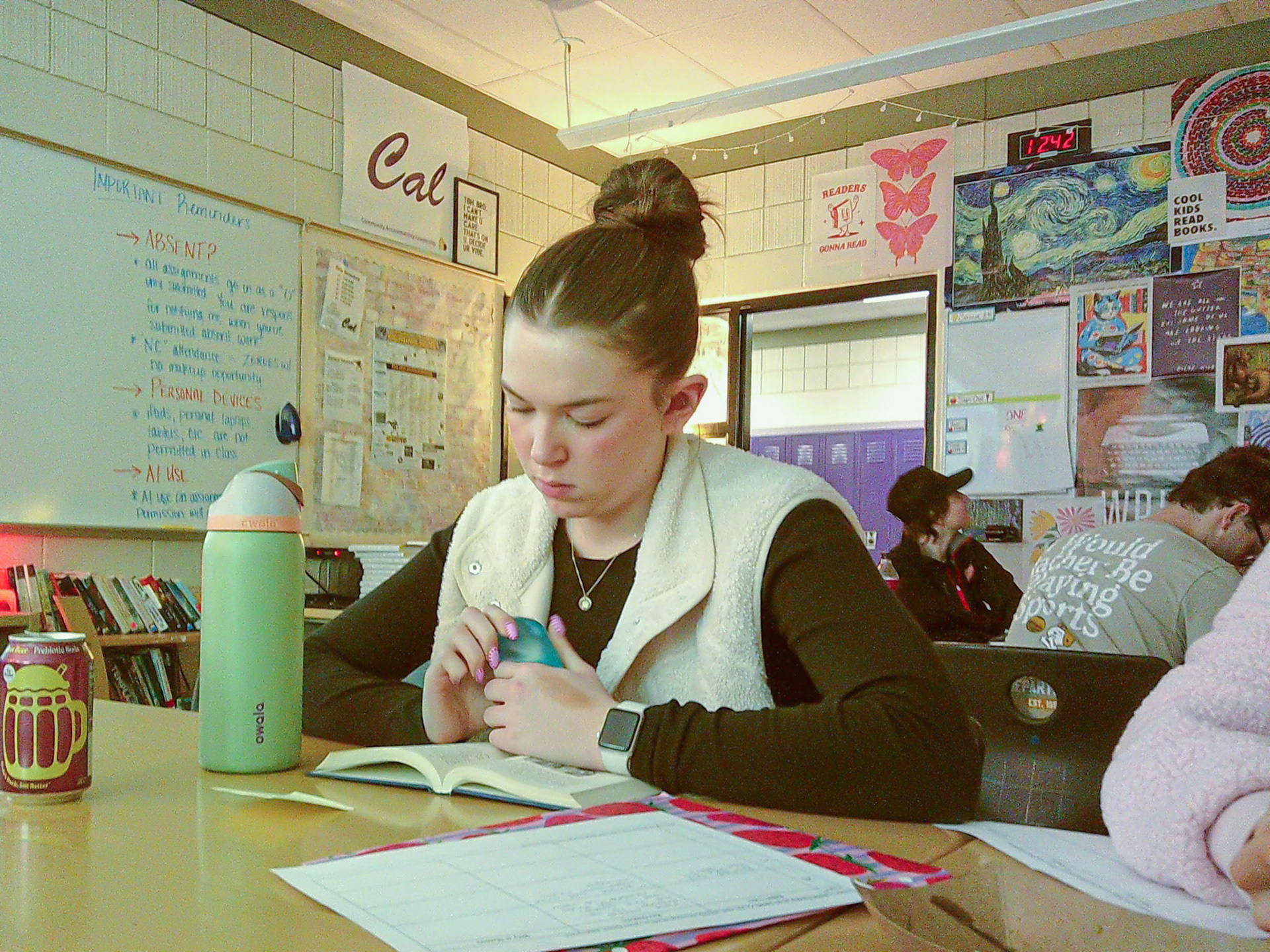 Flipping through the pages of her book, Peyton DeHorn wraps up her chapter quickly before the end of class. (Photo by Ella-Grace Wickens)