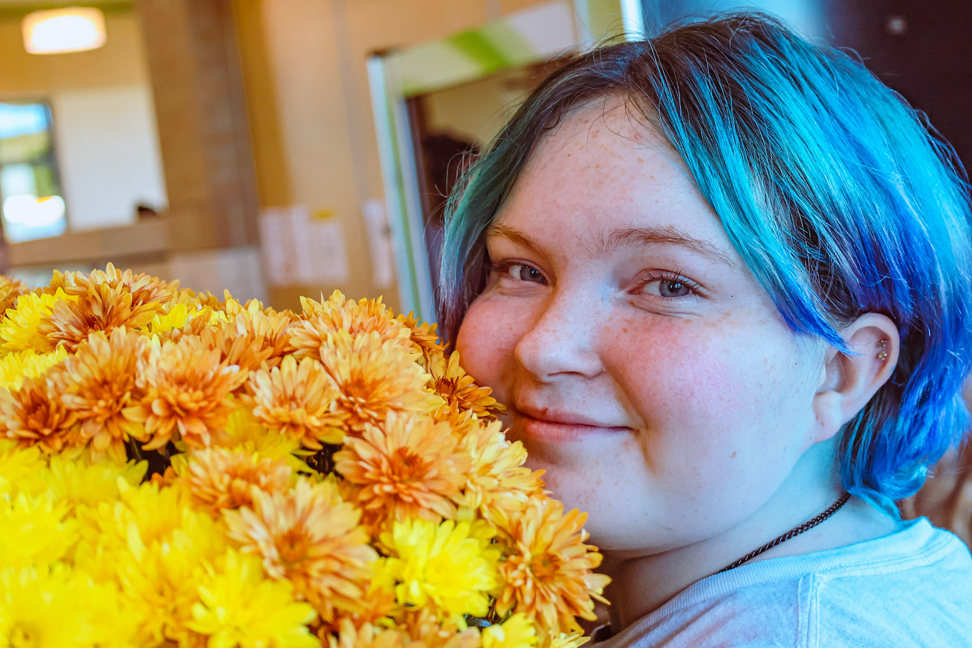 Madyson Randall decorates for the FFA hog roast. (Photo by Kayley Martin)