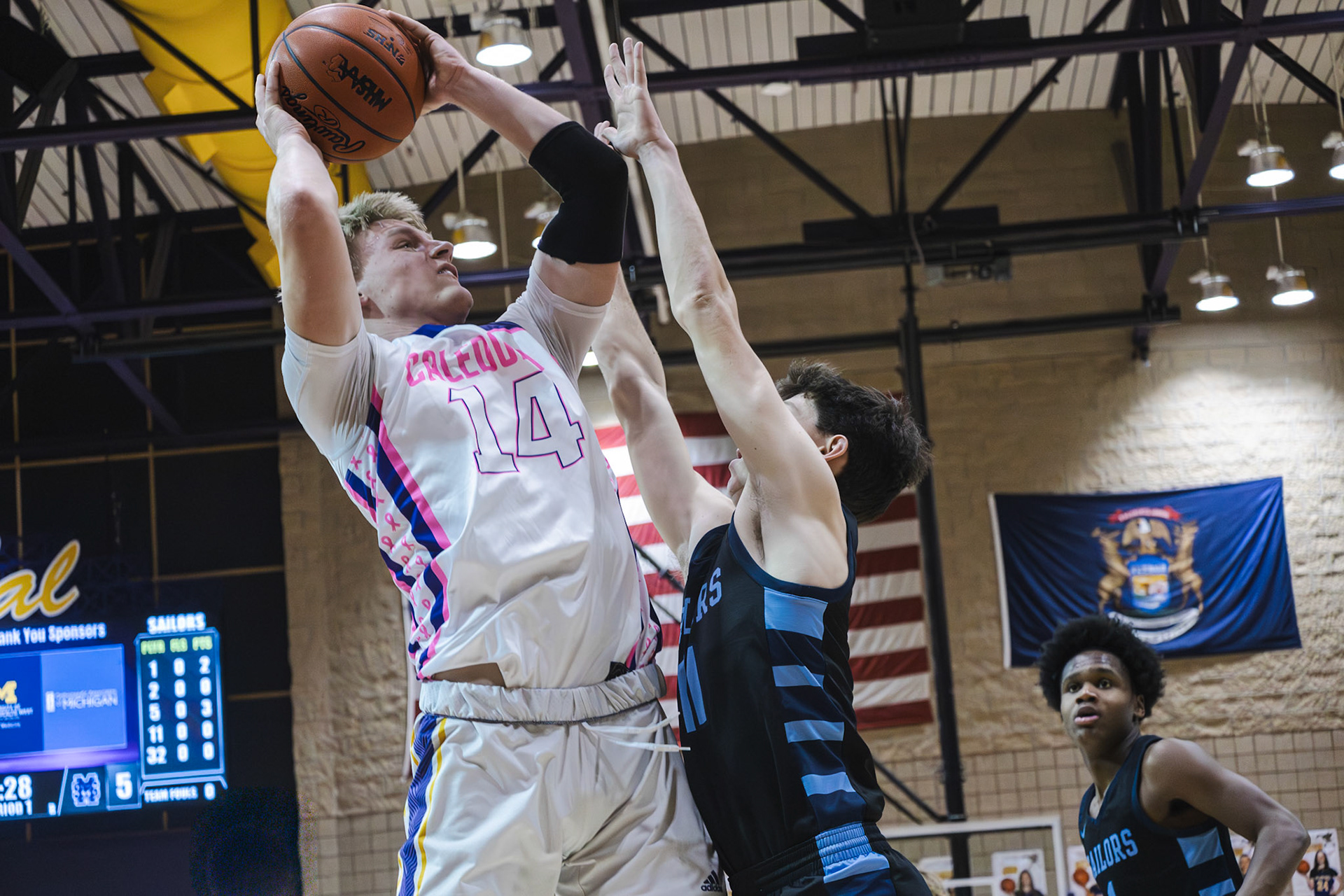 Lincoln Senti rises over his opponent for the shot. (Photo by Aaron Pyper)