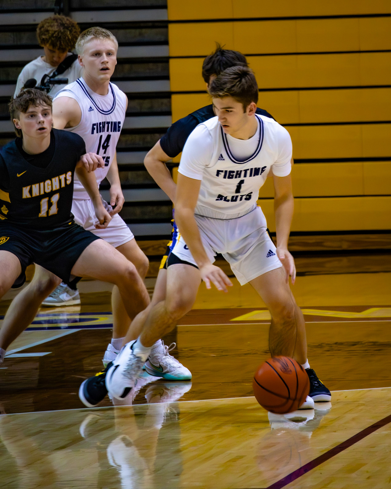 TAKING CONTROL Aaron Collins keeps his composure, dribbling through pressure against the opposing team. (Photo by Mateus Santos)