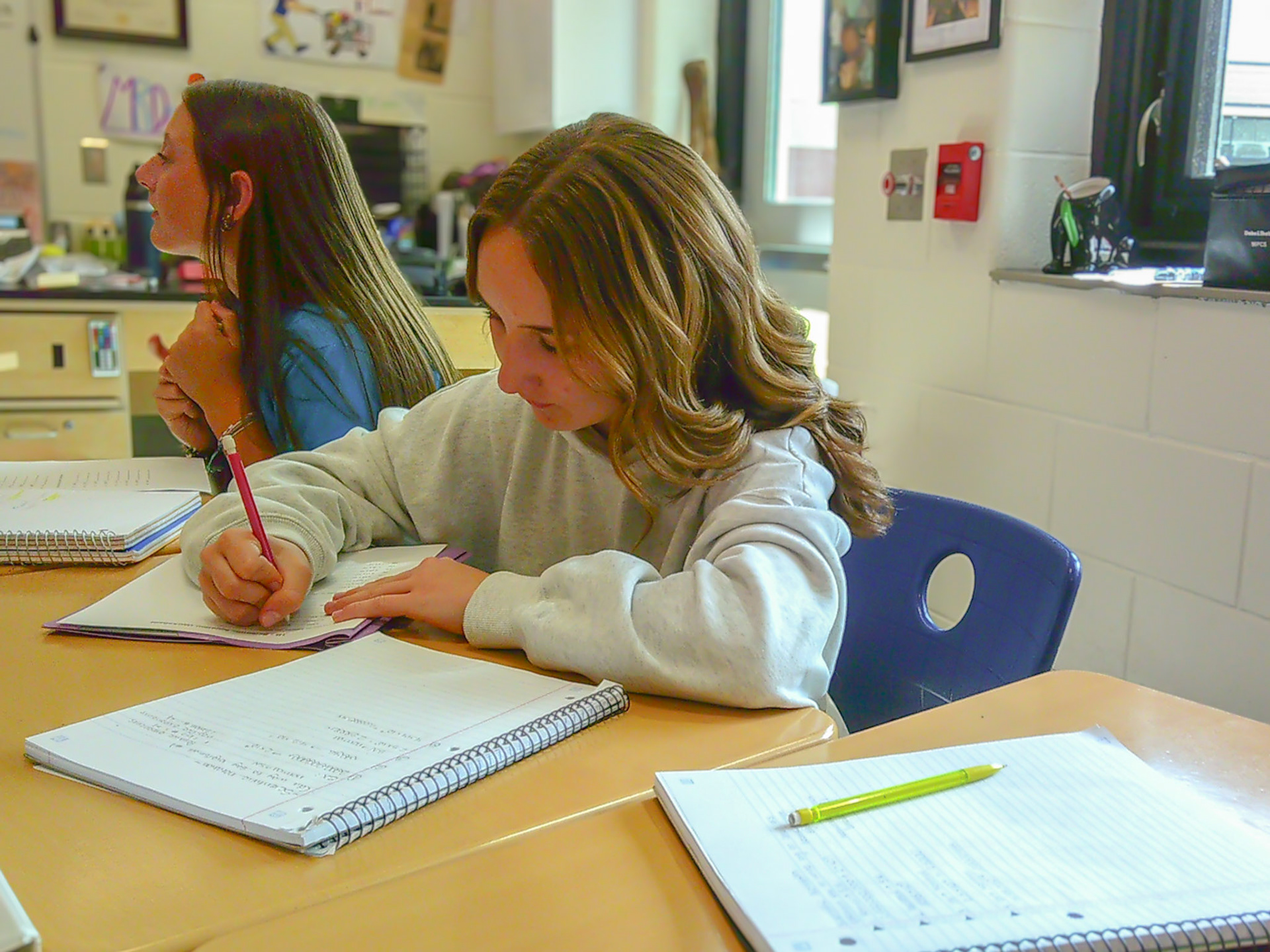 During 6th-hour chemistry, Khloe Lowande carefully takes notes from the board. (Photo by Avery Hitsman)