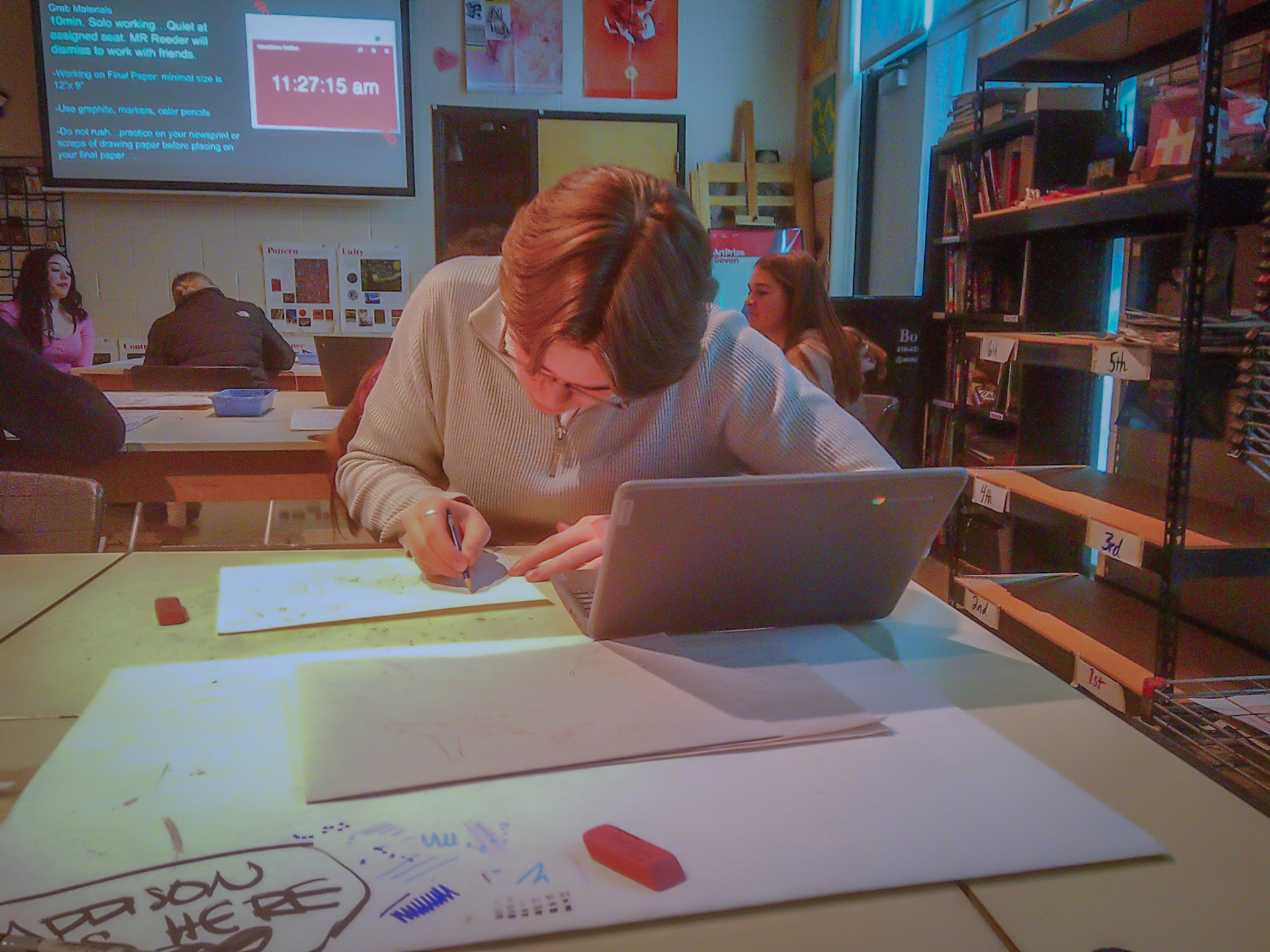 Swedish exchange student Love Lindqvist enjoys drawing in Open Studio Art. (Photo by Vega Almazan Quesada)