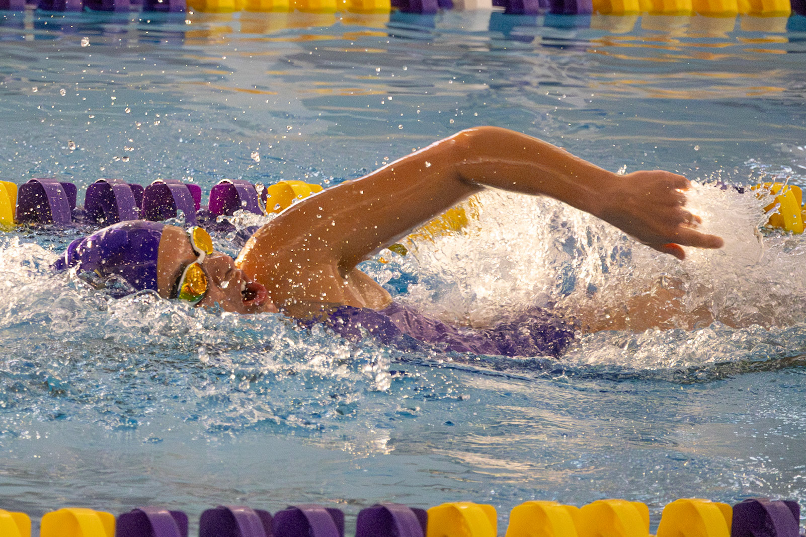 Focused and determined, Lena Gesing takes a breath mid-race in the 50 freestyle.(Photo by Abby Skibinski)