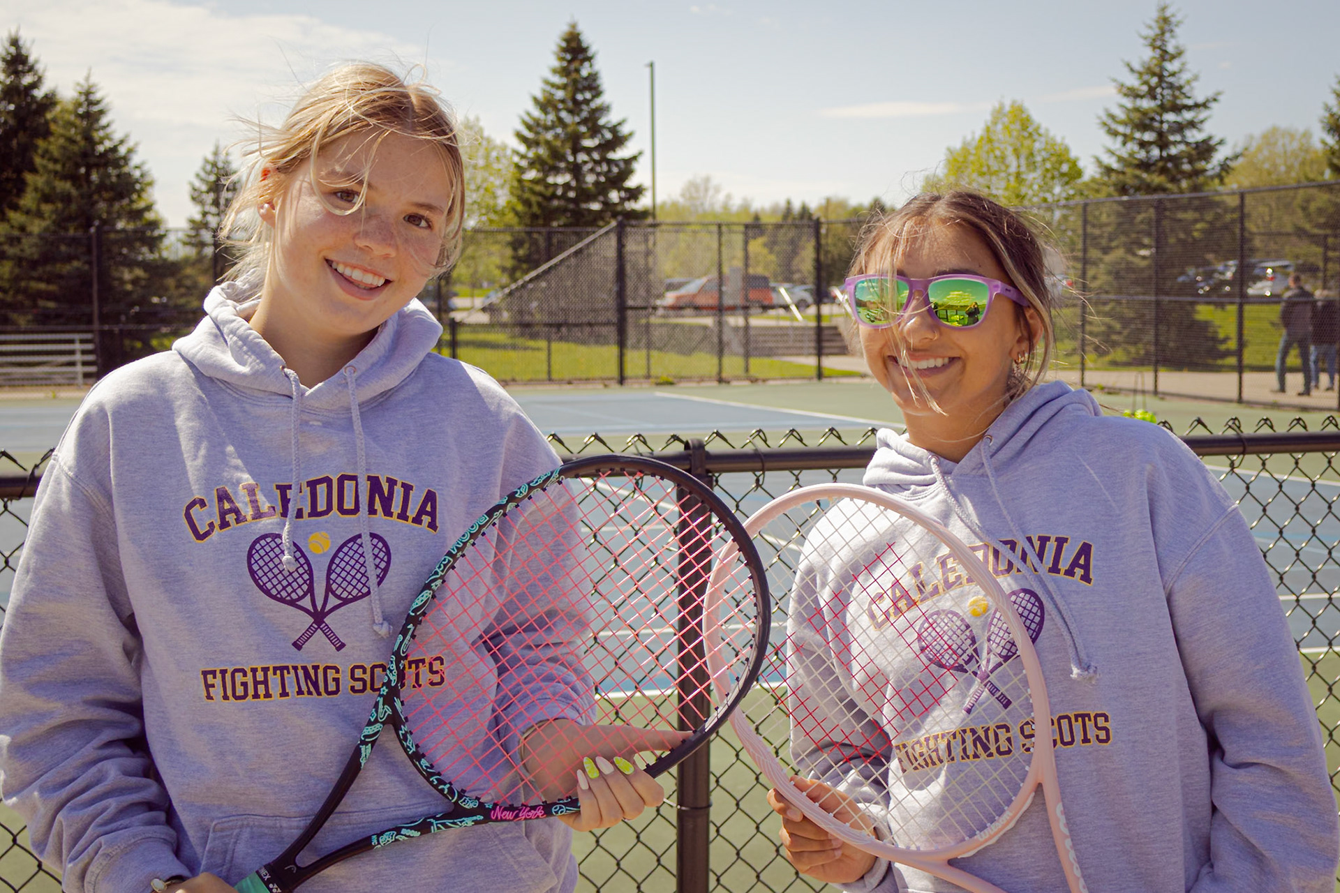 Sophomores Emma Lerg and Emma Unger posing before their double tennis match(Photo by Vega Almazan Quesada)