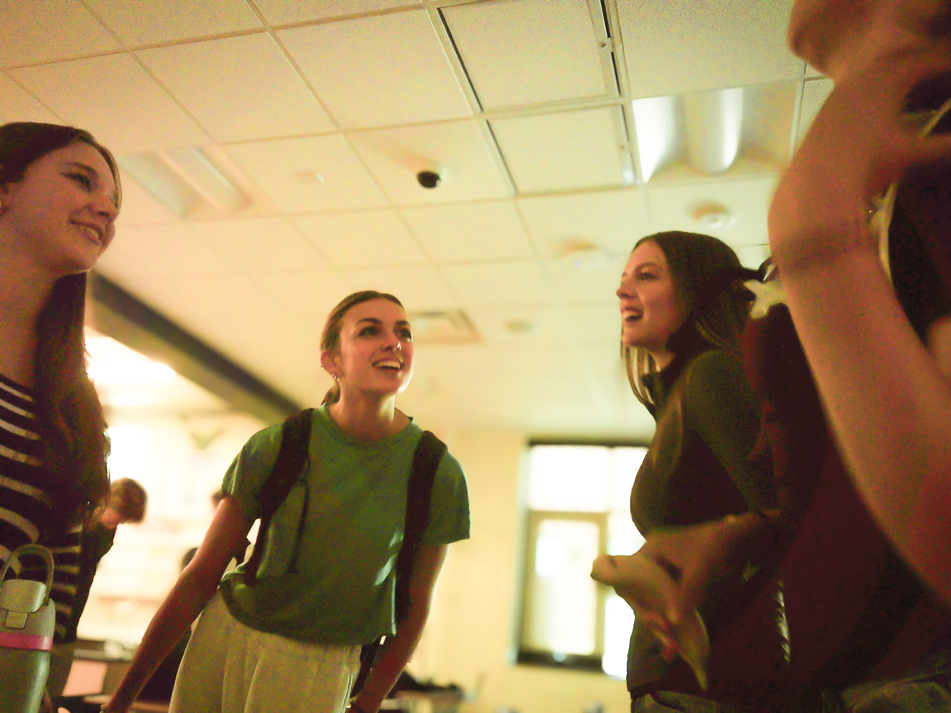 As class winds down, Anna VanderWal, Alexandra Aycock, and Leonie Floetotto practice Spanish in Human Anatomy. (Photo by Valentina Sosa)