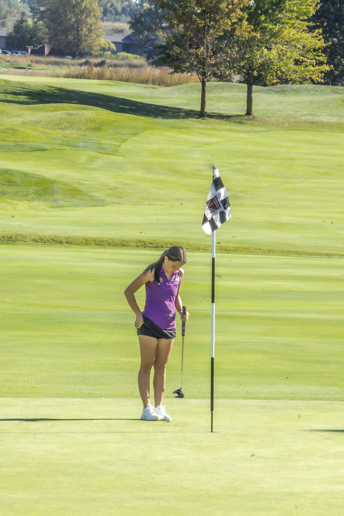 Senior Katie Honhart lines up her easy tap in for par, (Photo by Ryder Born)