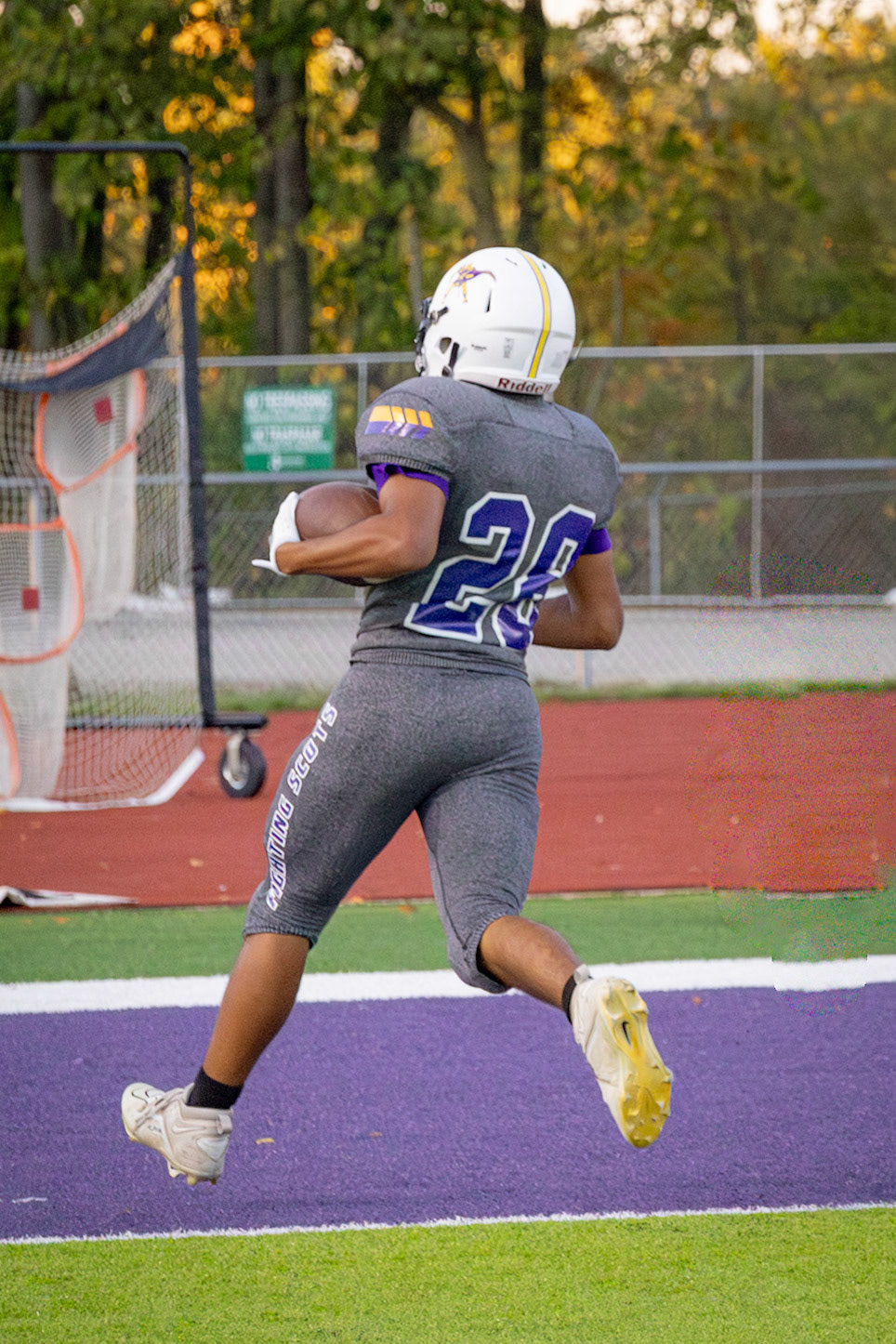 Robert Restau runs the ball in to score the first touchdown of the game. (Photo by Sydney Palmer)