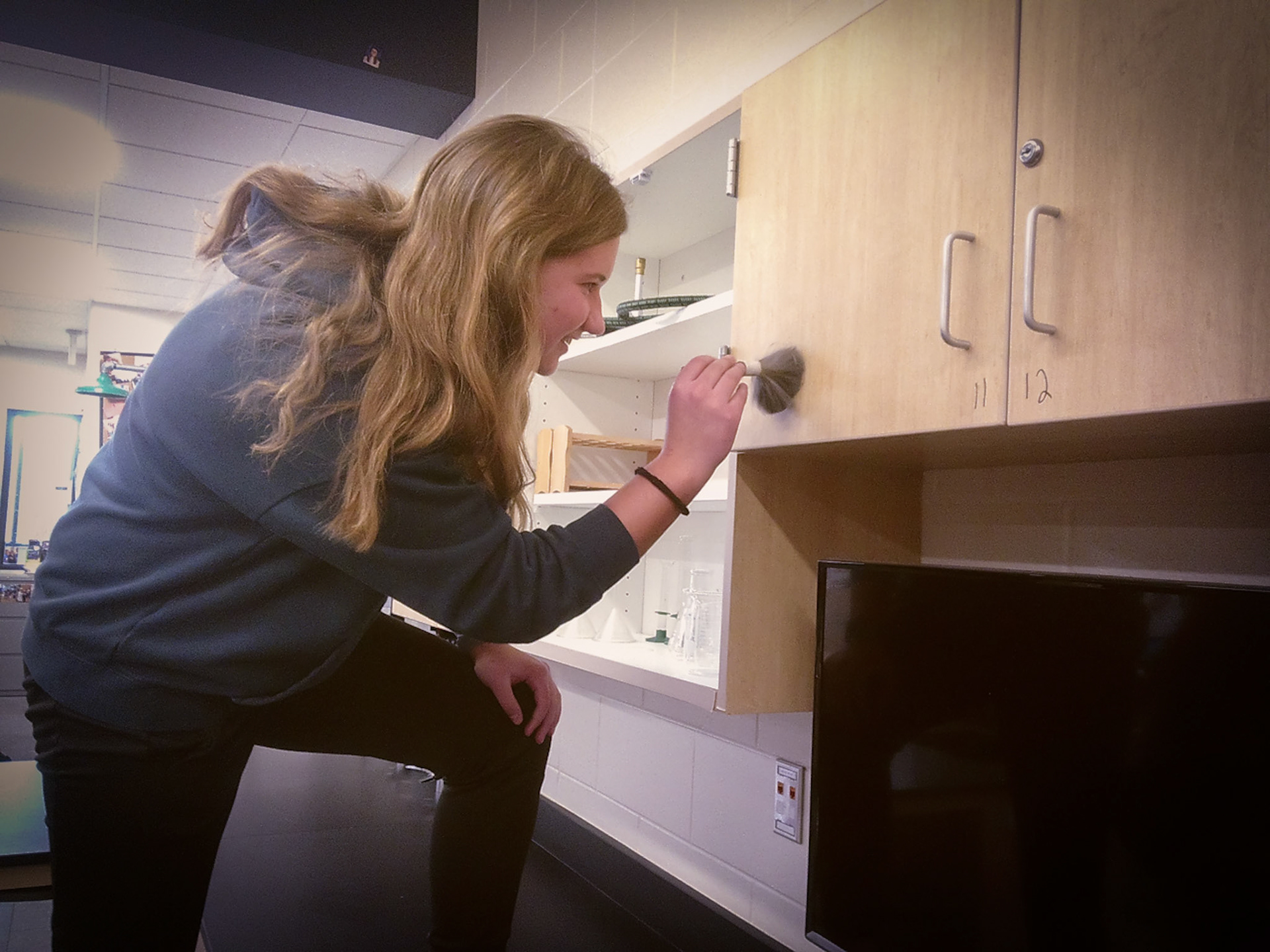 Addi Luxford powders her fingerprint in Mrs. Cooks' Forensic Science class. (Photo by Keira Marshall)