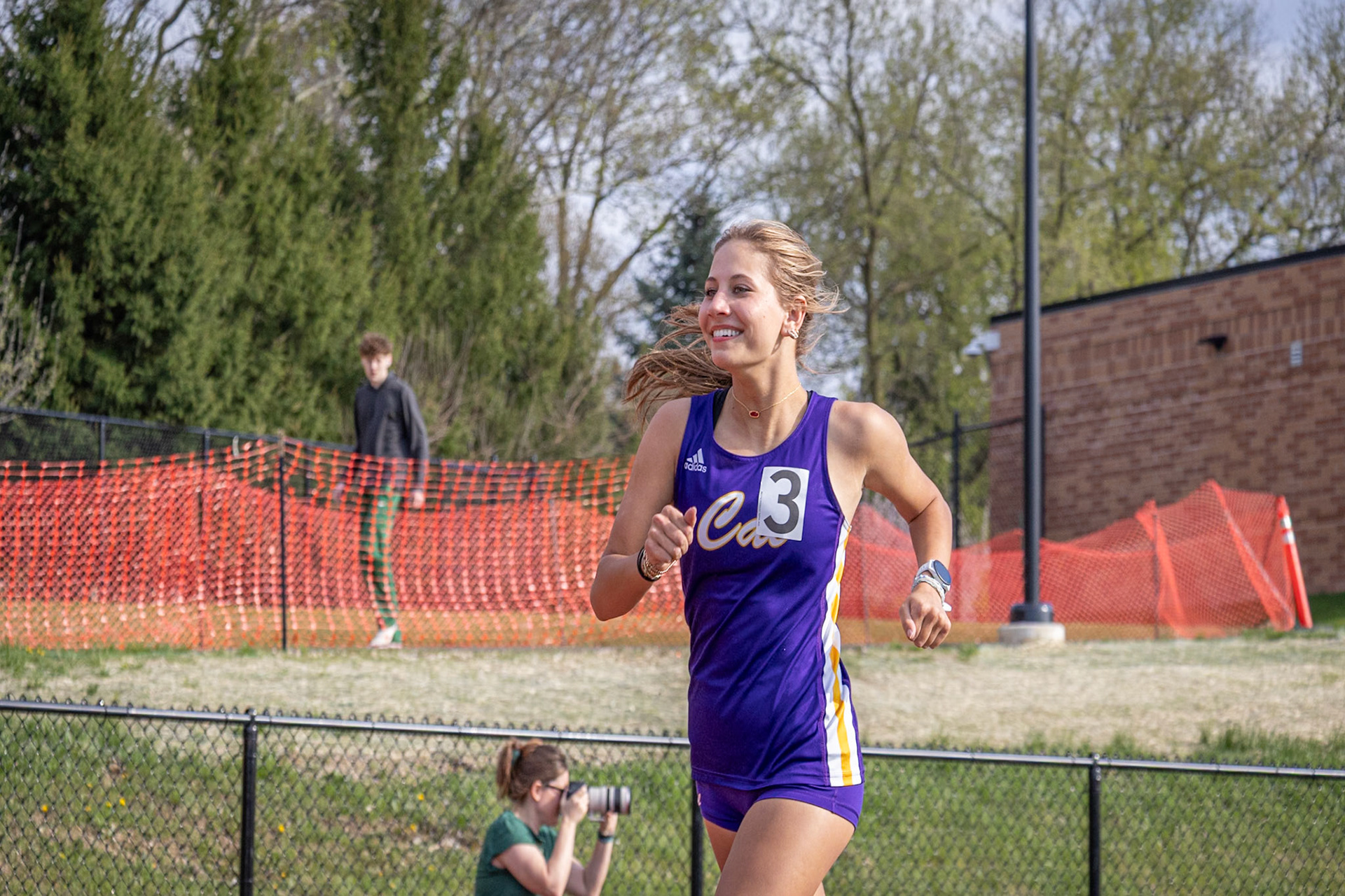 Akaela Daman stays positive the entirety of the 1600 meter race.  (Photo by Emma Garza)