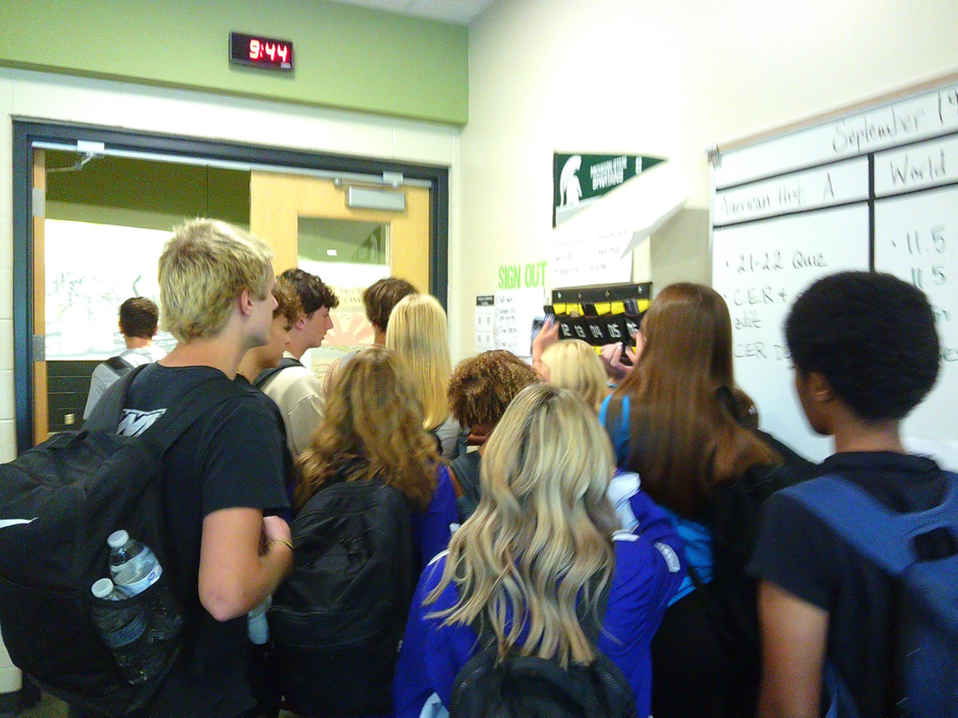 Students scramble to get their phones and dash out the door. (Photo by Elise Clarin)