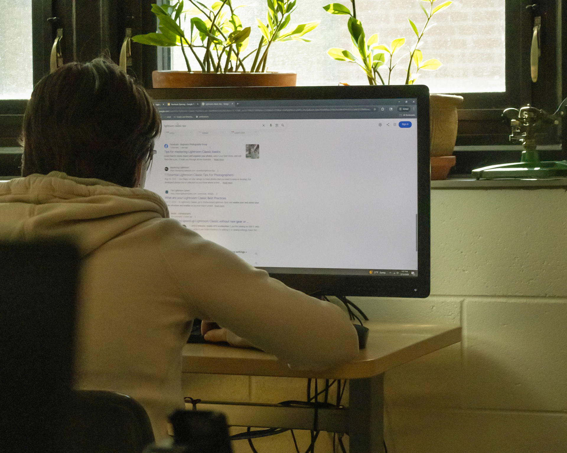 YEARBOOK WORK Sophie Grajewski researches Lightroom Classic techniques during yearbook class, focused on sharpening her photo editing skills for the next spread. (Photo by Natalia Teneyuque)