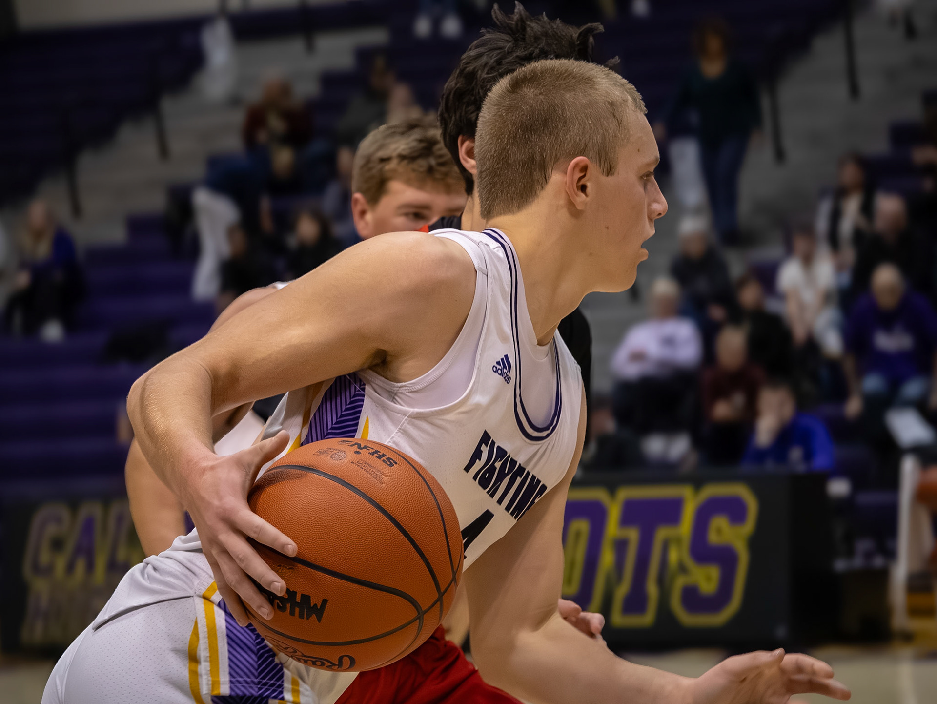Logan Uyl in control of the ball and owning the court. (Photo by Khloe Lowande)