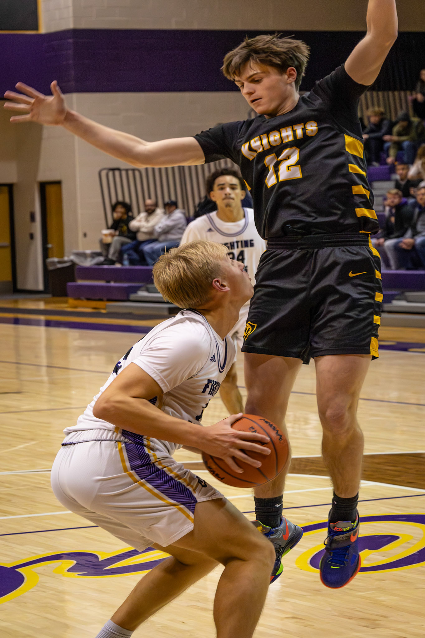 Bryce Backus lifts for a shot fake, freezing his defender before rising up for the real attempt. (Photo by Mateus Santos)