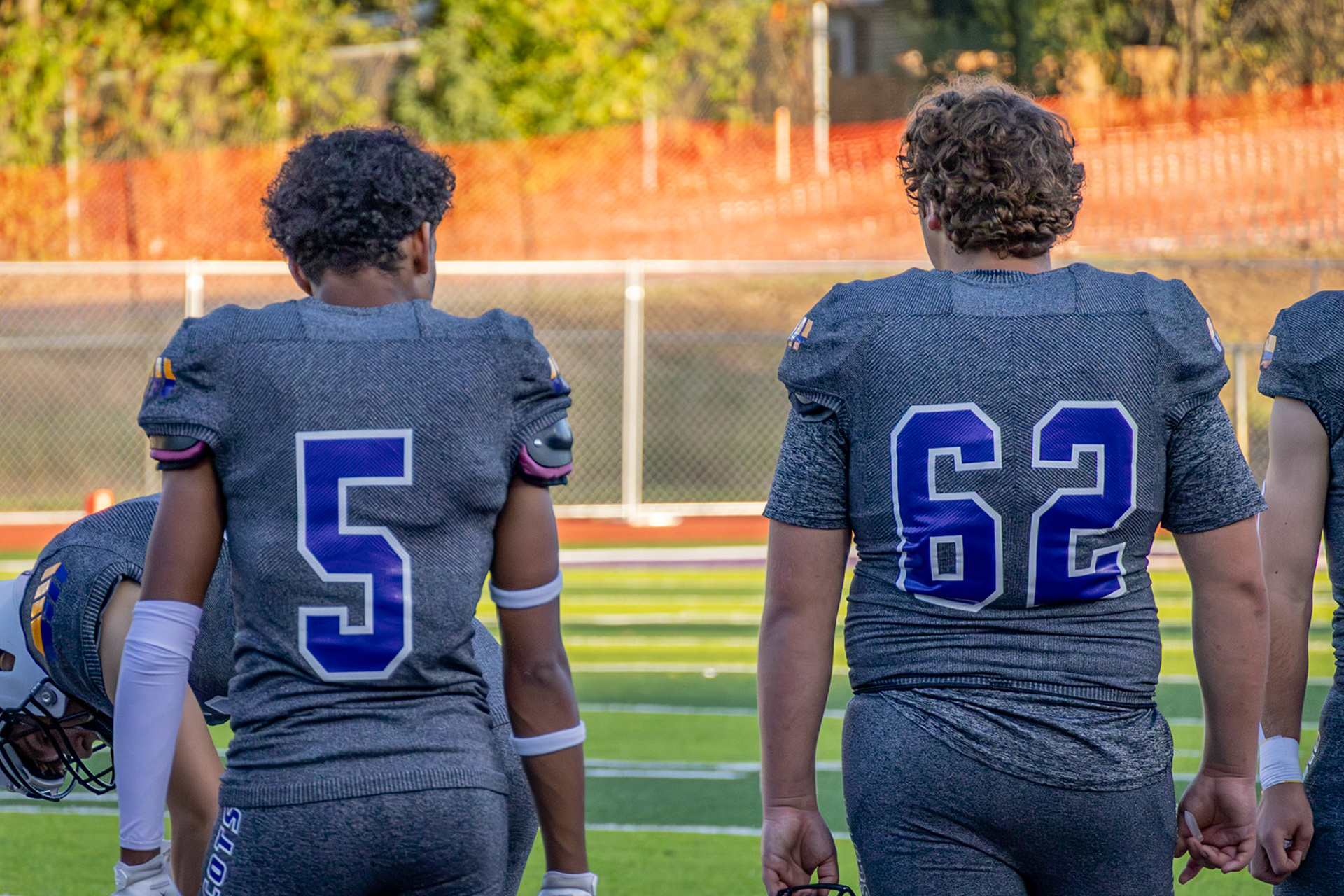 Noah Wert and Anthony McGruder watch from the sidelines. (Photo by Sydney Palmer)