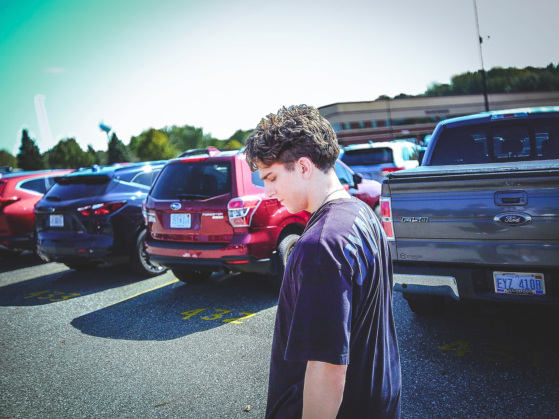 Joey Gacek enjoys some sunshine in the student parking lot on a warm fall afternoon. (Photo by Walker Freese)