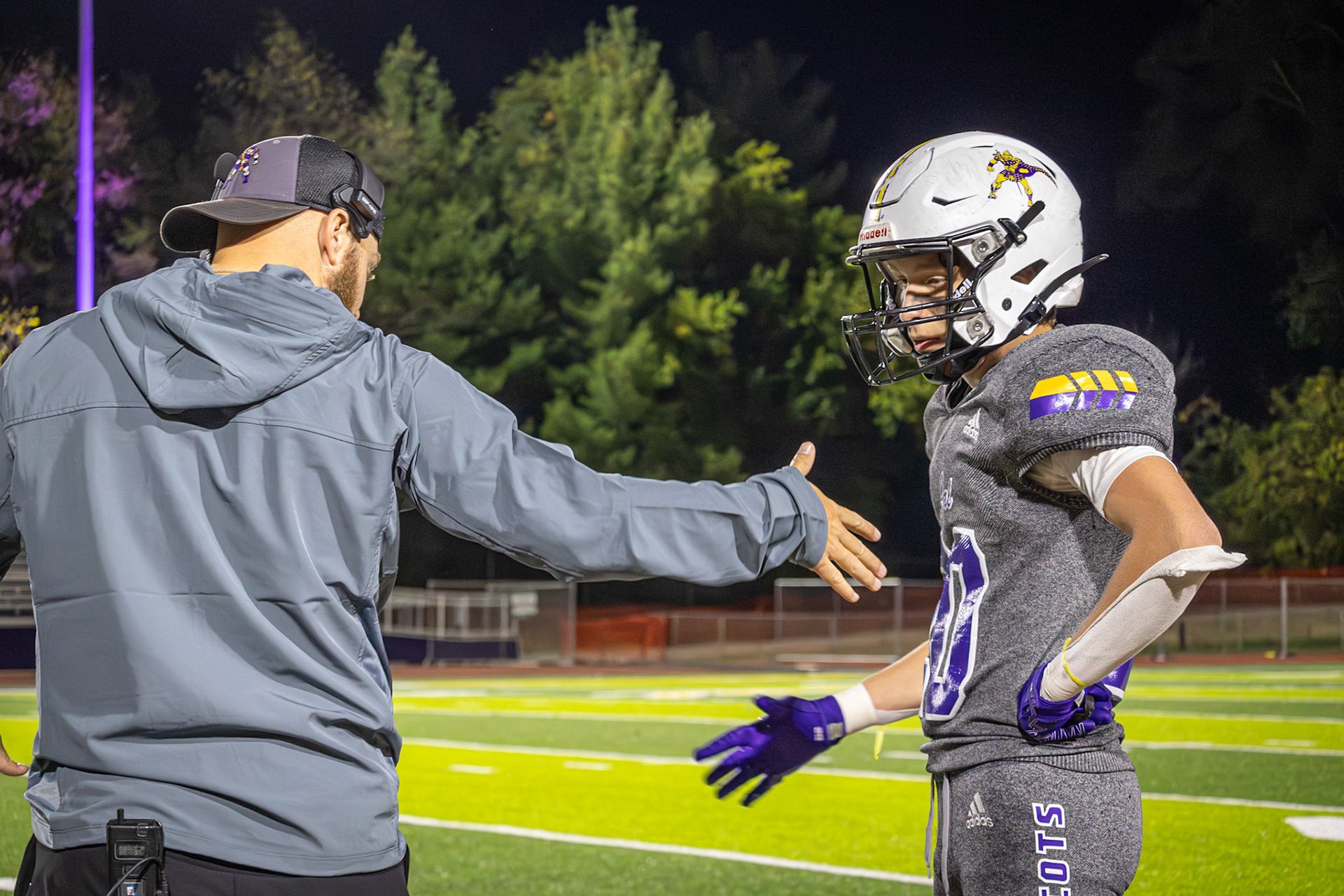 Paxton Stalsonburg dabs his coach up. (Photo by Sydney Palmer)