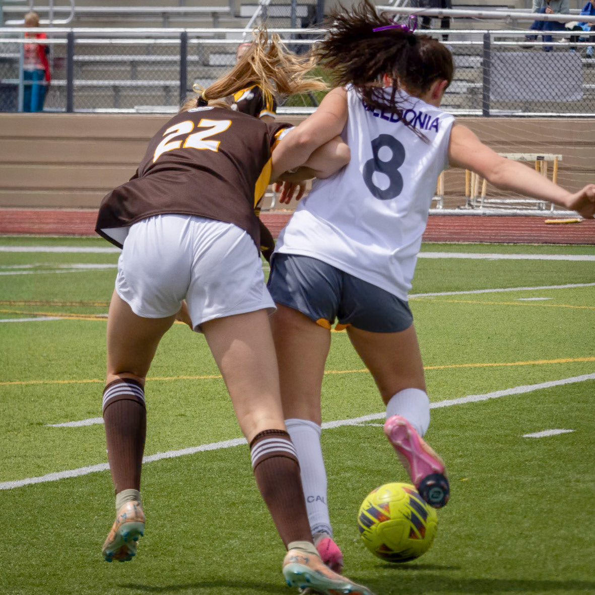 Jordyn Smith gets past a defender. (Photo by Leah Hileman)