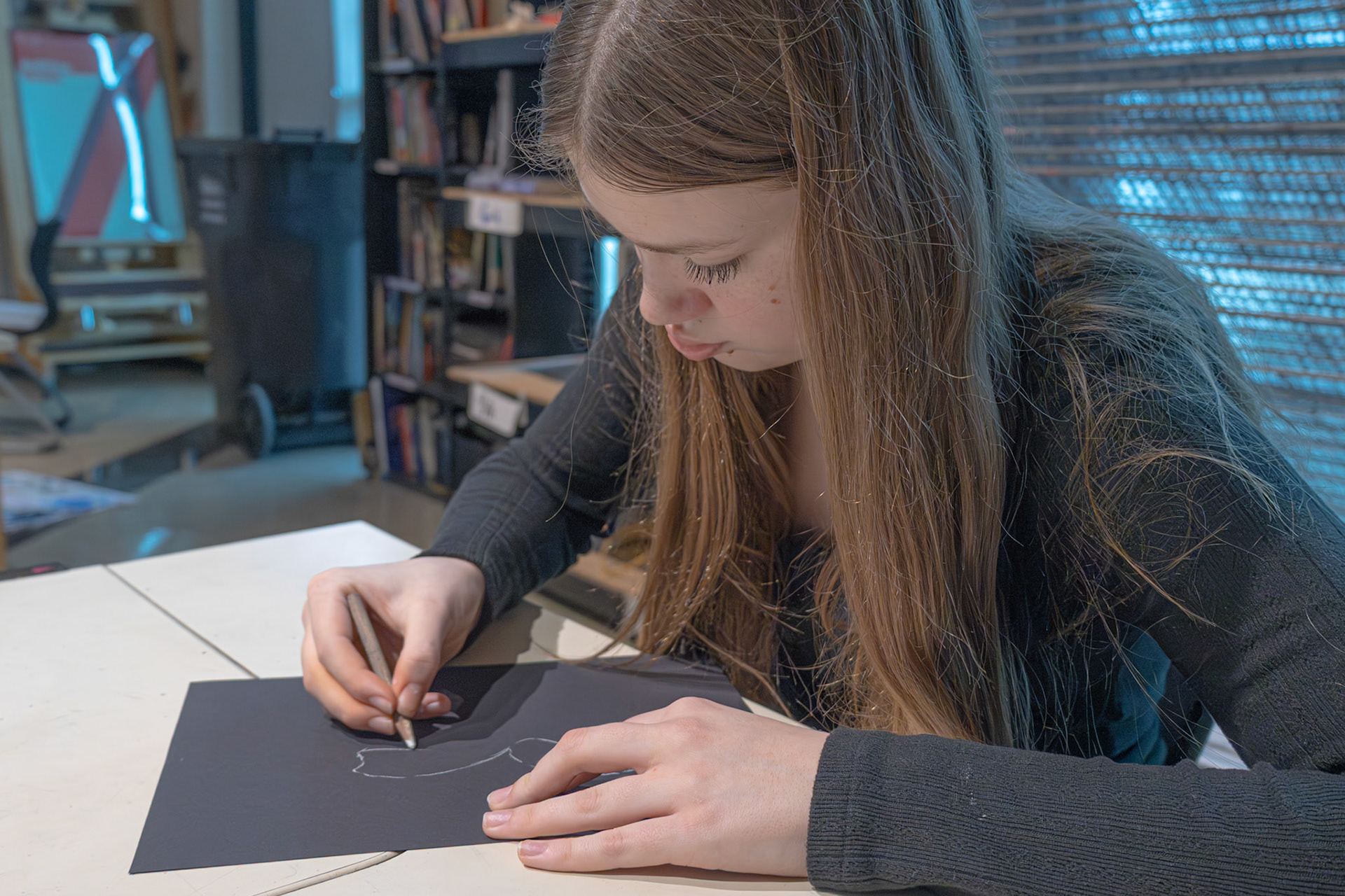 Alise Sverns starts a new drawing in Open Studio Art. (Photo by Vega Almazan Quesada)