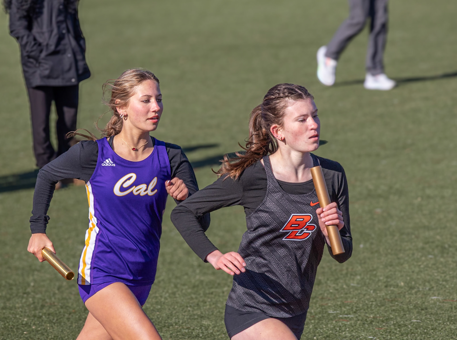 Akaela Daman powers through her 4x800 leg, chasing every second for the team. (Photo by Mya VanderZwaag)
