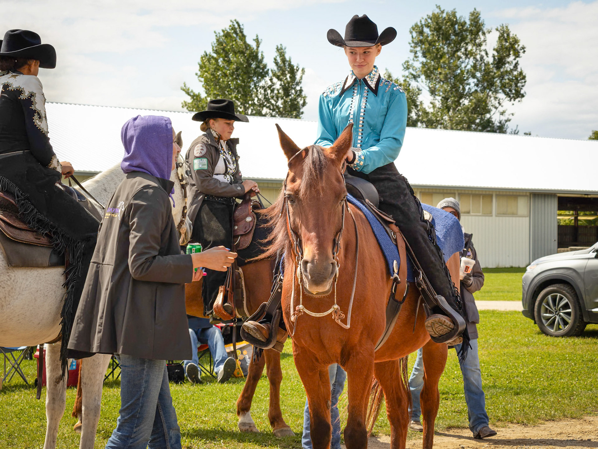 READY TO RIDE  Sadie Barnes takes a moment with Coach Frederick before heading into the ring — calm, ready, and determined. (Photo by Ava LaBine)