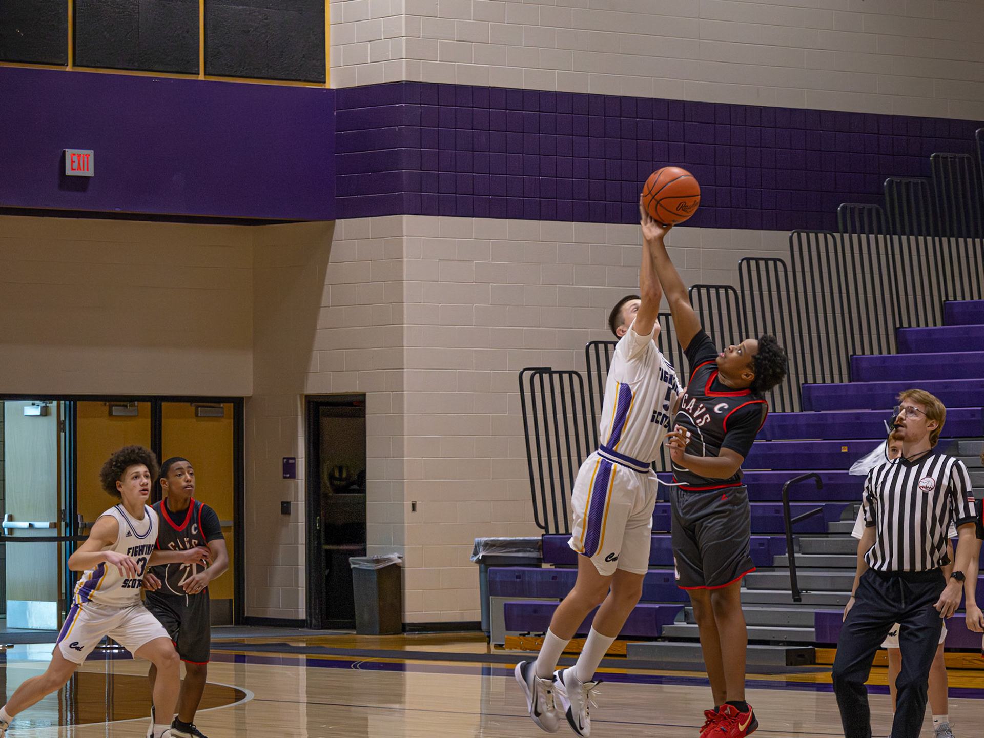 Brody Linker competes for the ball at the opening jump. (Photo by Lena Gesing)