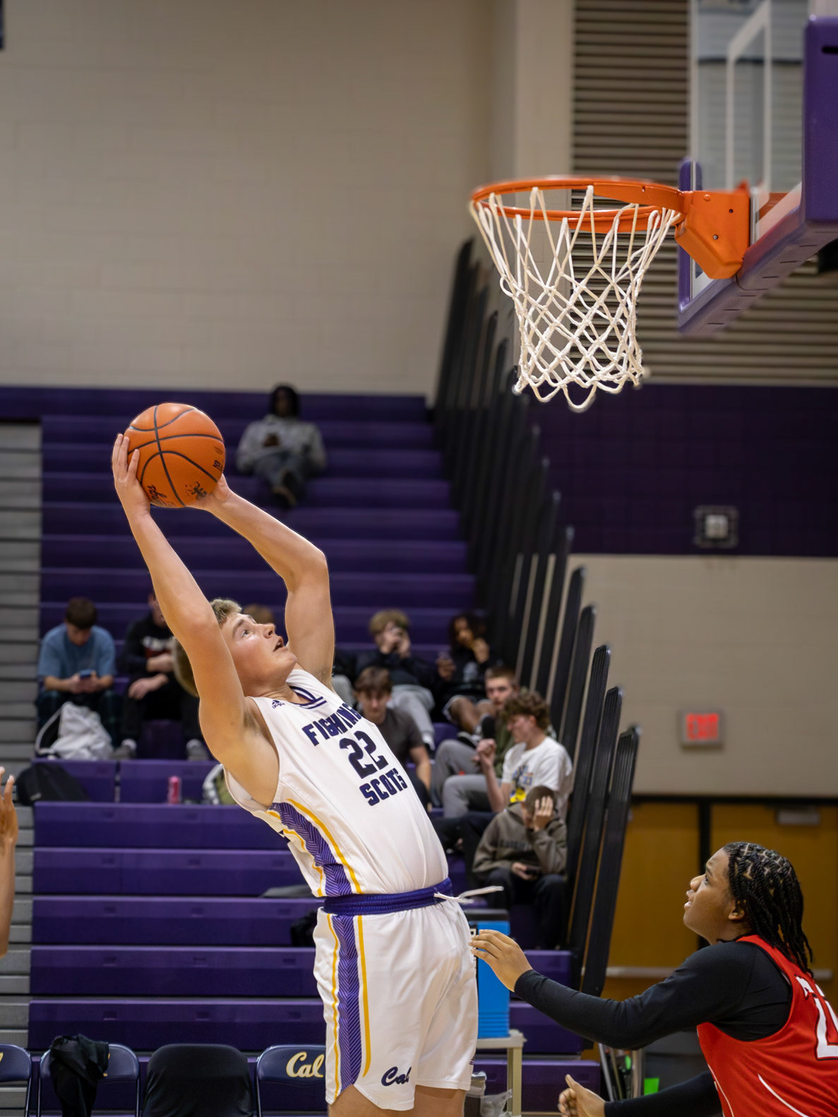 Micheal Paarlberg in control as he launches at the rim. (Photo by Khloe Lowande)