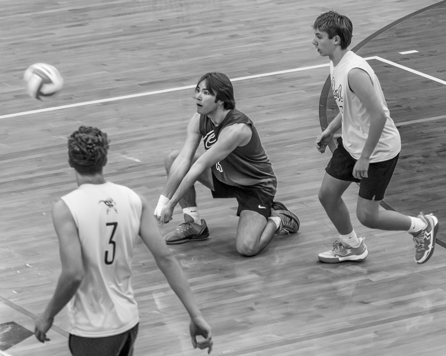 Parker Knoop digs deep to keep the rally alive during Caledonia’s volleyball matchup. (Photo By Natalia Teneyuque)