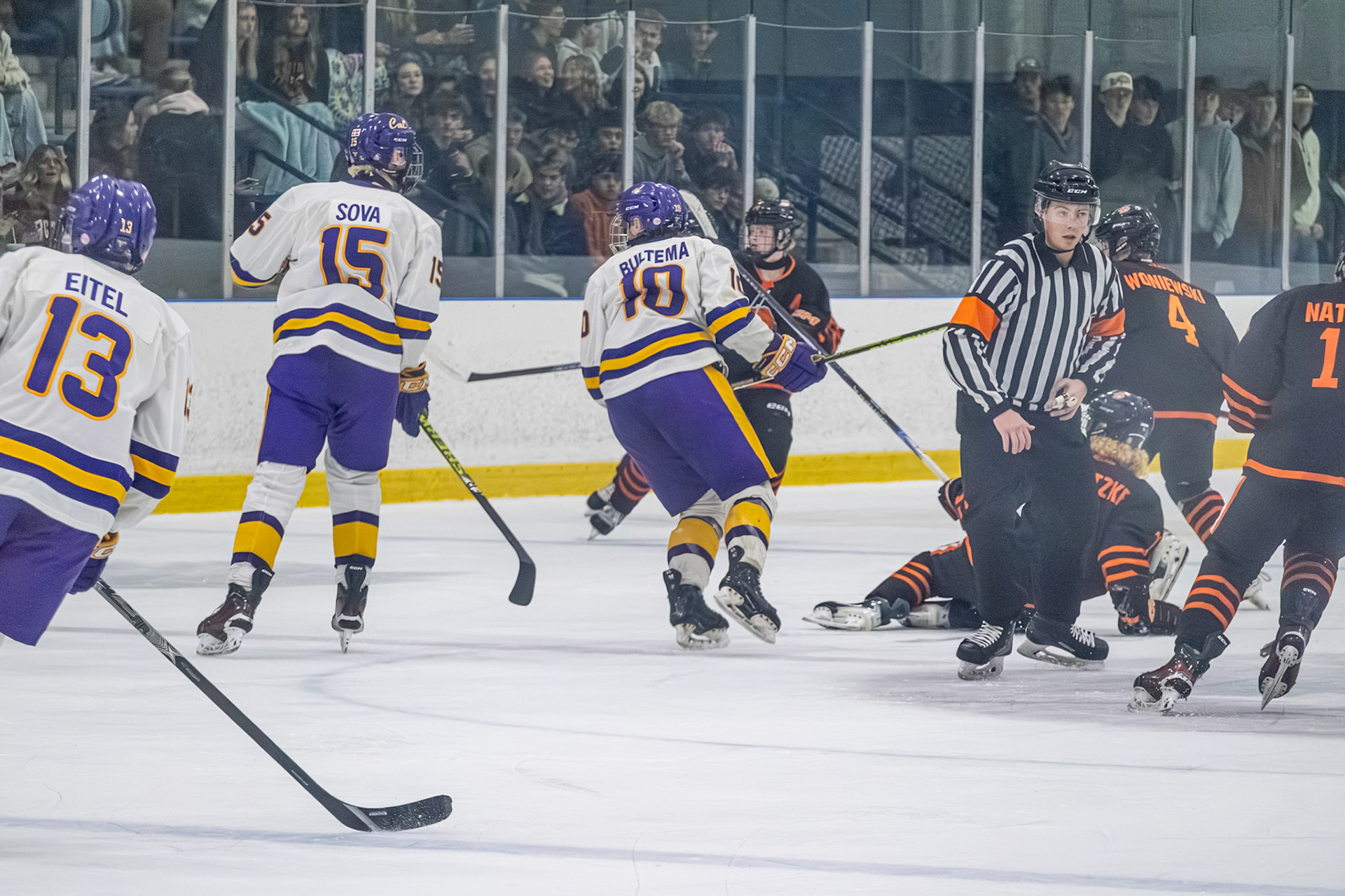 Cal Hockey sets up in a formation to advance the puck. (Photo by Aaron Pyper)