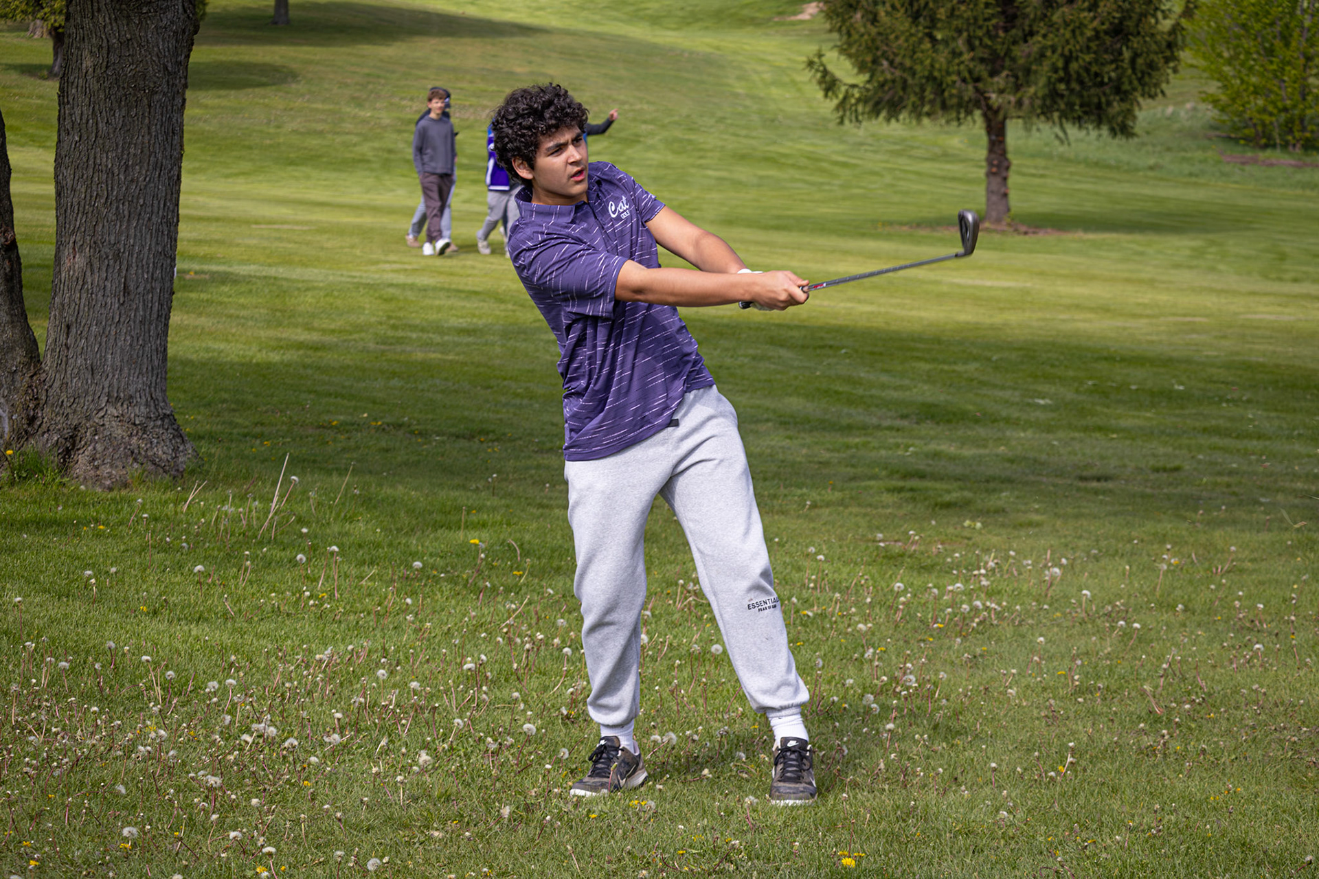 Jackson Heffner tracks the ball after completing his swing on the fairway. (Photo by Emma Garza)