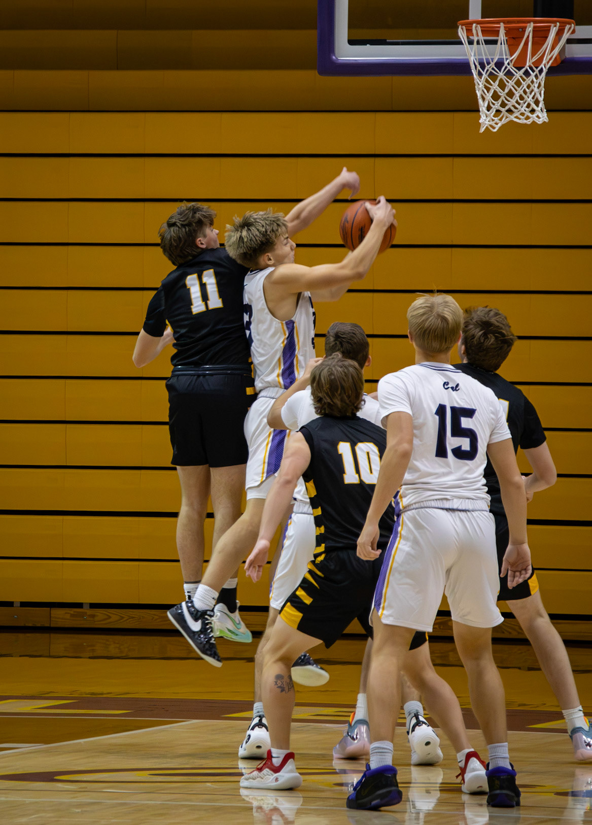 Ben Geerdes powers his way through the defense towards the basket. (Photo by Mateus Santos)