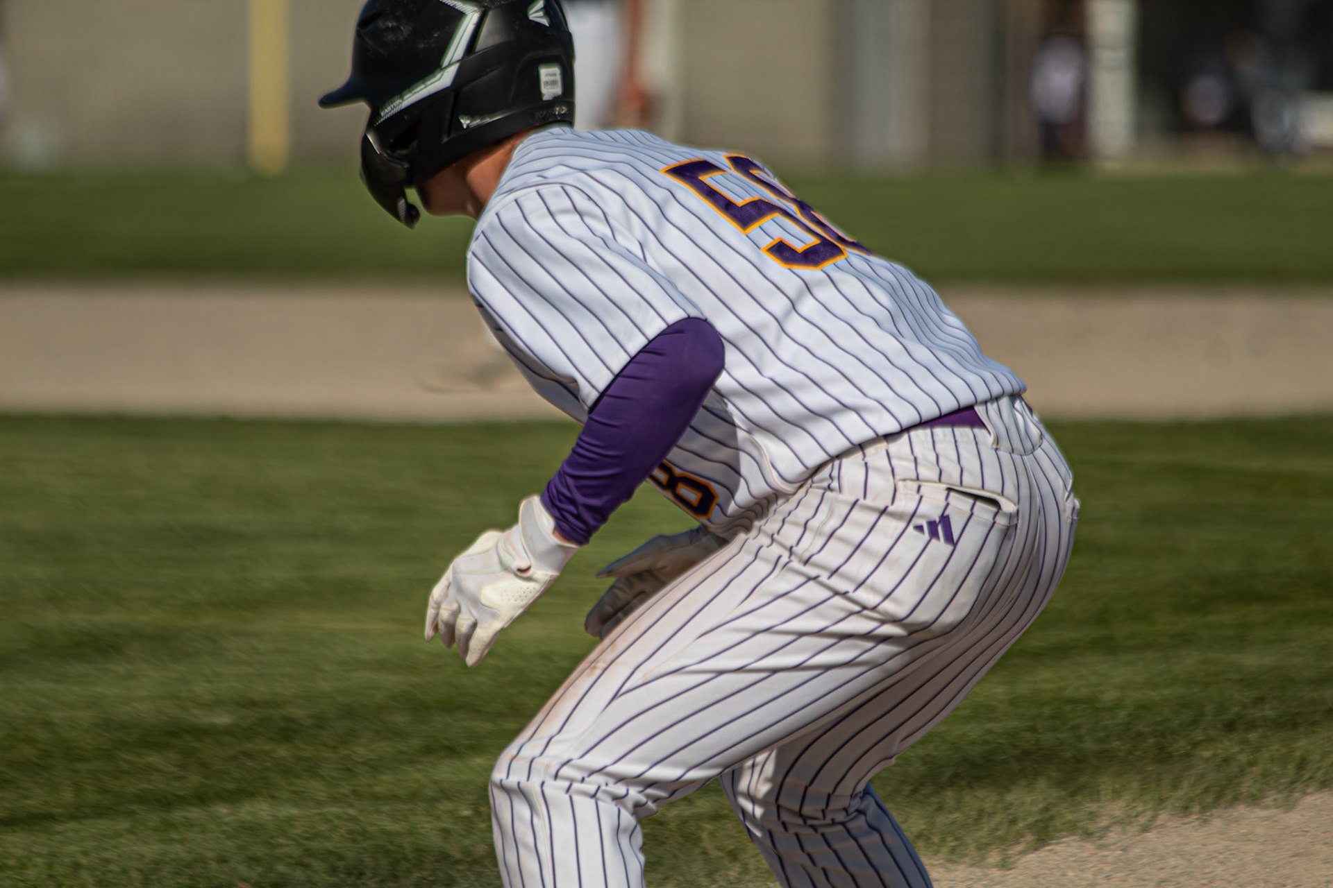 Henry Bytwork races between the bases, attempting to steal and make it home safely. (Photo by Elsha Bytwork)