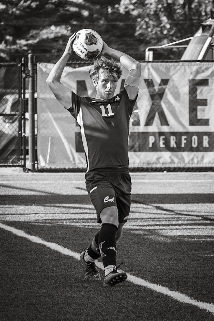 Sean Herney quickly throws the ball in helping his team advance down the field. (Photo by Brianne Weih)