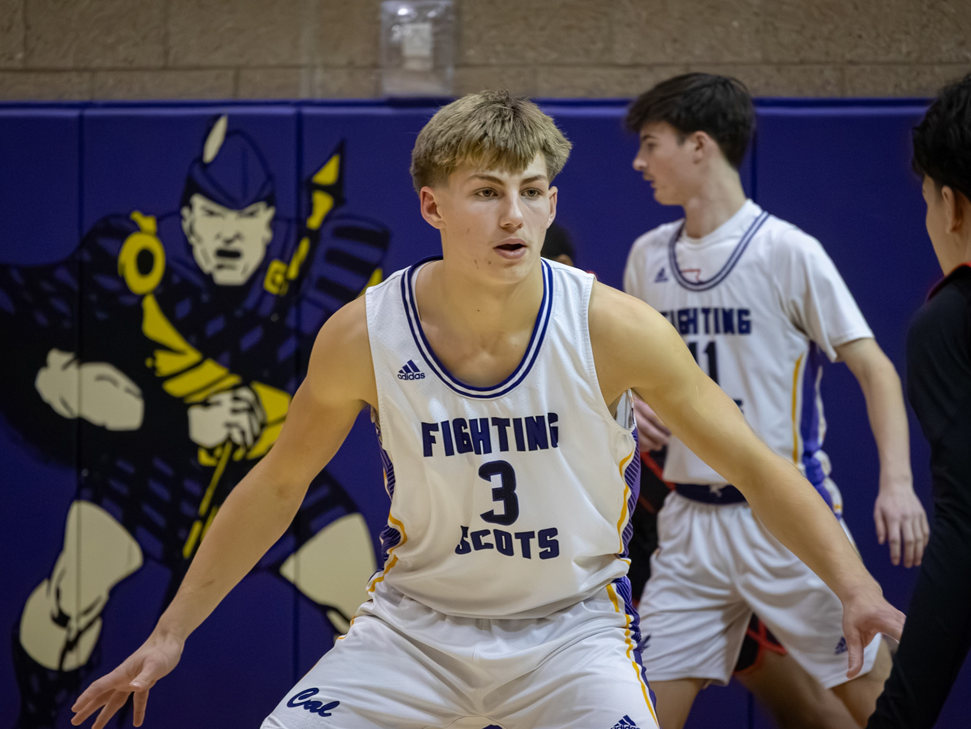 Ben Geerdes focuses in while defending his home court. (Photo by Khloe Lowande)