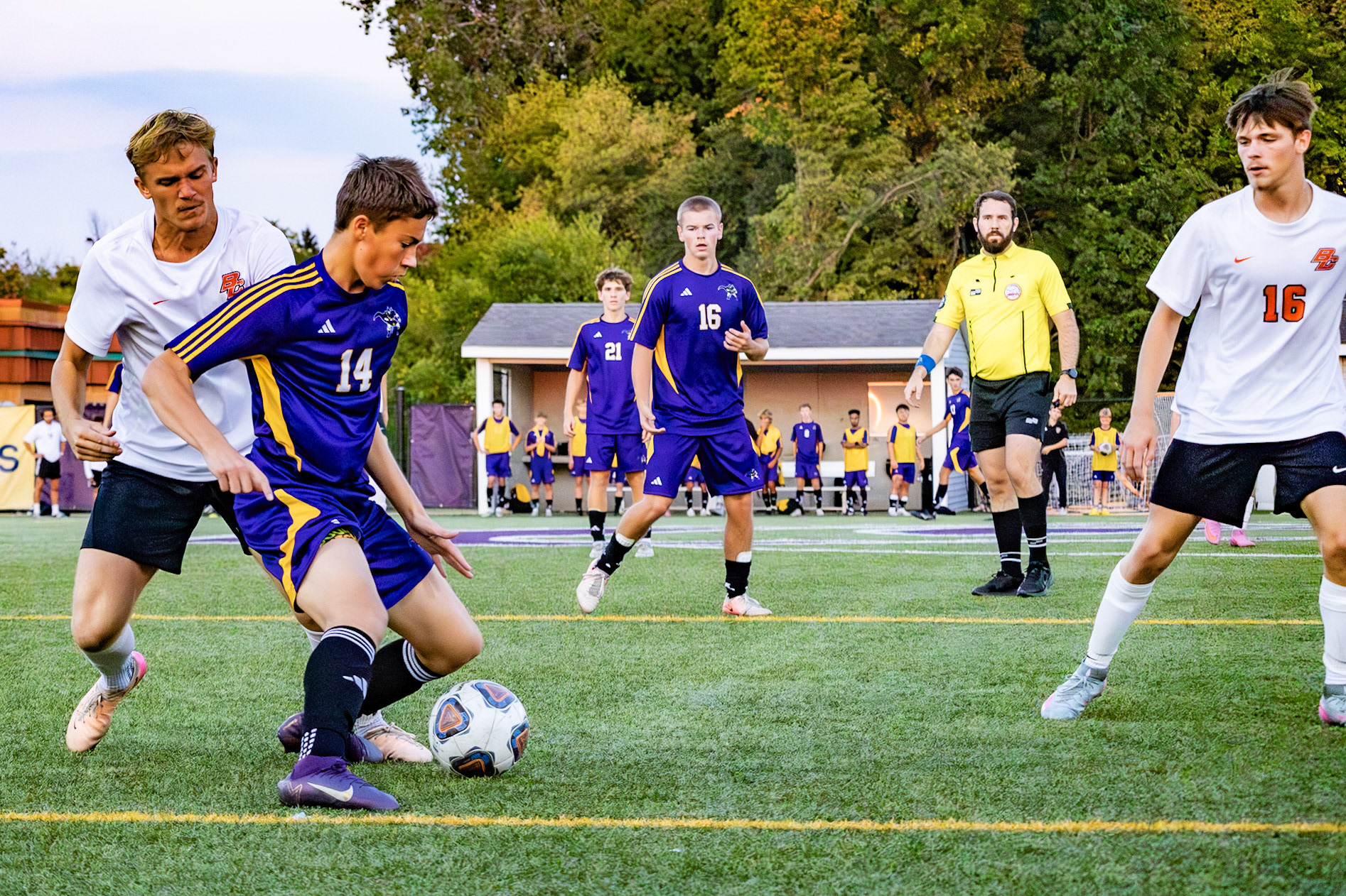 SLIPPING BY. Lincoln Snow uses a body feint to get past defenders near the sideline.(Photo by Clayton Palmer)