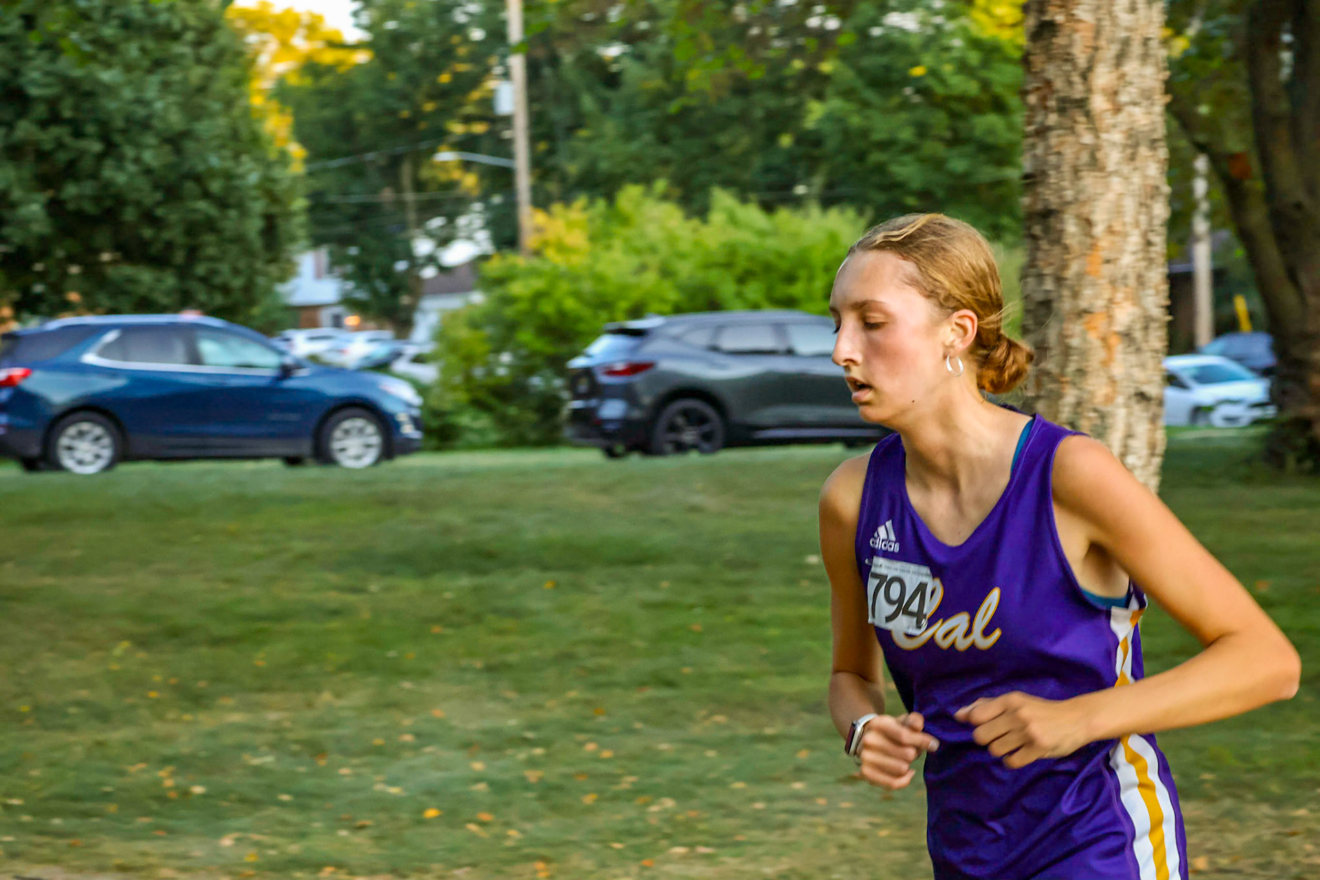 Ainsley Fron runs hard at Riverside. (Photo by Abigail Tava)