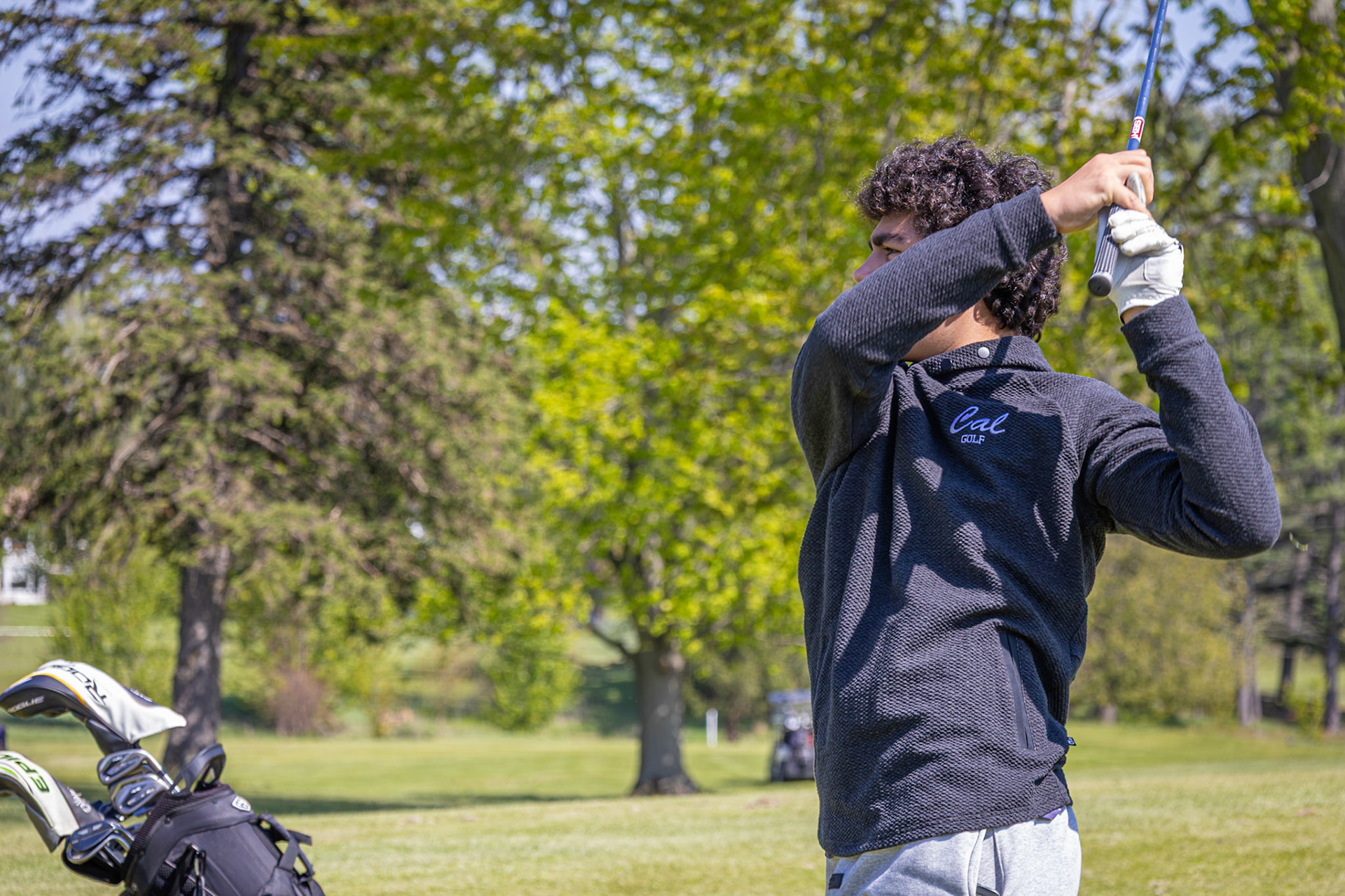 Jackson Heffner follows through on his swing after driving the ball down the fairway. (Photo by Emma Garza)